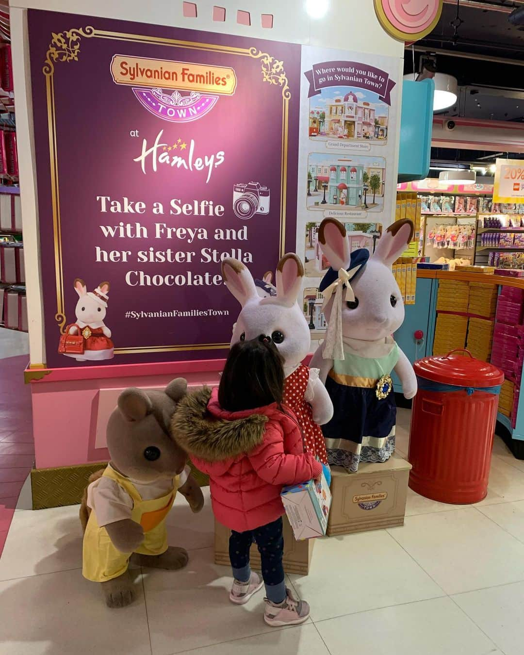 PINKYさんのインスタグラム写真 - (PINKYInstagram)「Barbie baby & mom?!👱🏻‍♀️💝 @hamleysofficial .  I missing London days sooo much😫🇬🇧 . ちょうど一年前、ロンドンでの生活が懐かしすぎる‼️ . 娘は当時大好きだったCbeebiesのMr.tumbleやIn the night gardenのキャラクター達に夢中😍👧🏻💘 . スタッフの方達も皆んな優しい、おもちゃ王国Hamleysは夢の国のようだった🧸🌈💖 . 本気で住みたいくらい好きな場所、世界中の混乱が落ち着いて、また行けますように…🌈🙏✨ ・・・ ・・・ #love #happy #family #mamalife #babygirl #parentslife #mommyanddaddy #london #picadillycircus #hamleys #cbeebies #mrtumble #inthenightgarden #barbie #throwback #1年前」3月17日 21時23分 - shanti_pinky_shanti