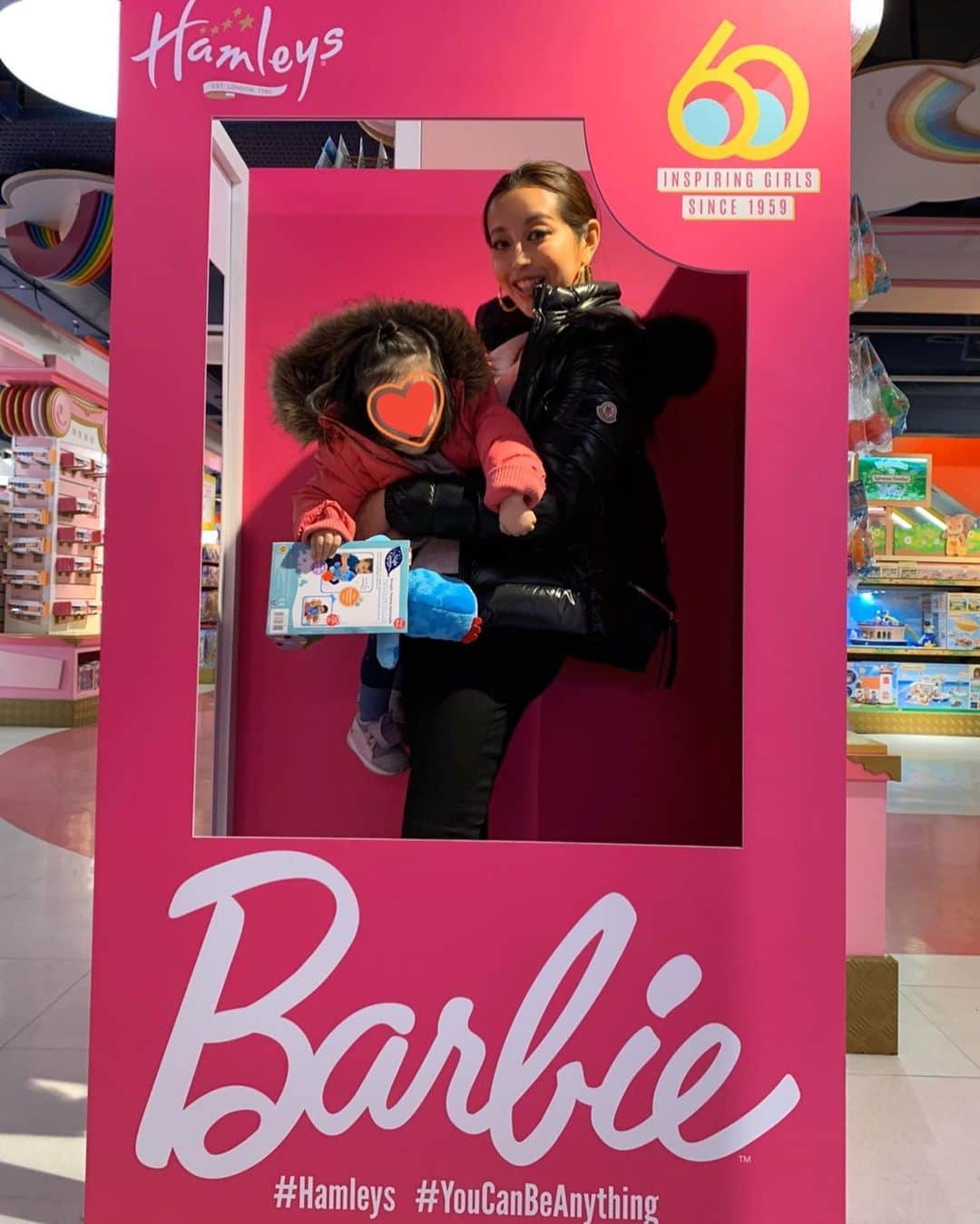 PINKYのインスタグラム：「Barbie baby & mom?!👱🏻‍♀️💝 @hamleysofficial .  I missing London days sooo much😫🇬🇧 . ちょうど一年前、ロンドンでの生活が懐かしすぎる‼️ . 娘は当時大好きだったCbeebiesのMr.tumbleやIn the night gardenのキャラクター達に夢中😍👧🏻💘 . スタッフの方達も皆んな優しい、おもちゃ王国Hamleysは夢の国のようだった🧸🌈💖 . 本気で住みたいくらい好きな場所、世界中の混乱が落ち着いて、また行けますように…🌈🙏✨ ・・・ ・・・ #love #happy #family #mamalife #babygirl #parentslife #mommyanddaddy #london #picadillycircus #hamleys #cbeebies #mrtumble #inthenightgarden #barbie #throwback #1年前」