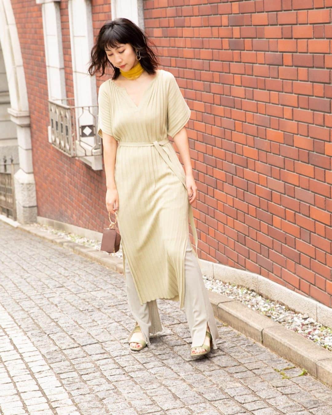 近野莉菜のインスタグラム：「STYLE SNAP☺︎ 同じトーンでまとめるだけで今季らしくコーディネイト出来ます。ルーズなスタイルは小物でアクセントをつけて。  Dress 11,000yen+tax  Pants 9,500yen+tax Pierced earrings 3,200yen+tax  Charm pouch 8,100yen+tax  Shoes 12,000yen+tax  #SNIDEL #スナイデル @snidel_official_snap  @marshmallow_presscat」