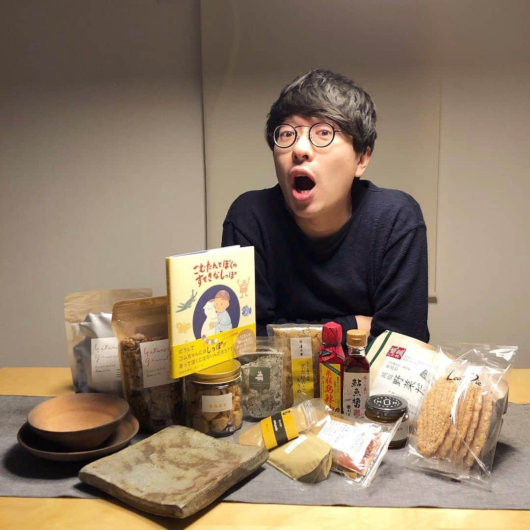 みわこさんのインスタグラム写真 - (みわこInstagram)「＊ →東京旅のつづき . 年内に、もう一度また徳島で写真館ができそうだし、 逆に春には東京でパンとコーヒーの出店ができそうだし、 ゼロコ( @zeroko_jp )に また徳島でもやってよね！ってお願いもしたし、 青山ファーマーズ( @farmersmarketjp )では 秋の出店のお誘いも貰ったりして。 ずっと憧れだった料理家の麻生さんとえいじさん ( @yoichiro_aso @haden_books_eiji ) にもお会い出来た。 わたしの本の制作にも、もうおひとり、 すごい方が携わって下さることになりそうで、 着地点はさらにクリアになってきた。 (完成は少し延びそうだけどそのぶん良いものができそう) . 合間でコーヒー屋さんをいくつか巡ったり、 フォロワーさんから教わったホテルで朝食とったり、 めがねくんの新しいカメラを下見に行ったり 同じく教わったあつあつカレーパンを買い食いしたり。 楽しかった東京おのぼり旅だったのでした〜✈️☺️🤓♡」3月17日 21時25分 - meganeandmiwa