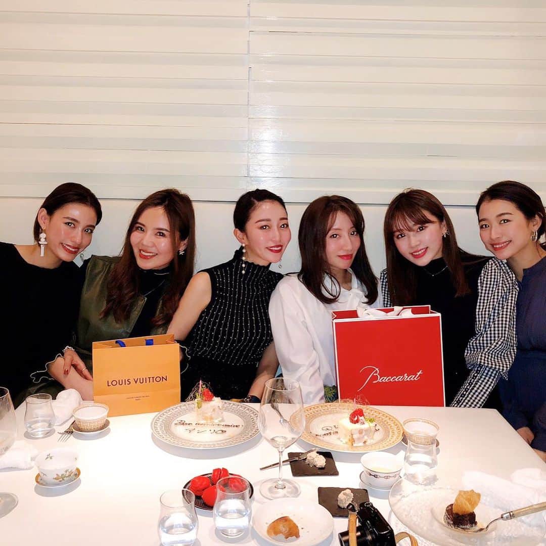 梅谷安里さんのインスタグラム写真 - (梅谷安里Instagram)「幸せすぎる時間だった💋 写真見返して余韻に浸る♡♡♡ 大好きなみんながお祝いしてくれたよ♡ いよいよ来週で３０歳か🥺 ラスト２９歳楽しもう🤣💋 #birthday#love #bff#314#325 #お誕生日会#ありがとう」3月17日 21時34分 - anriworld