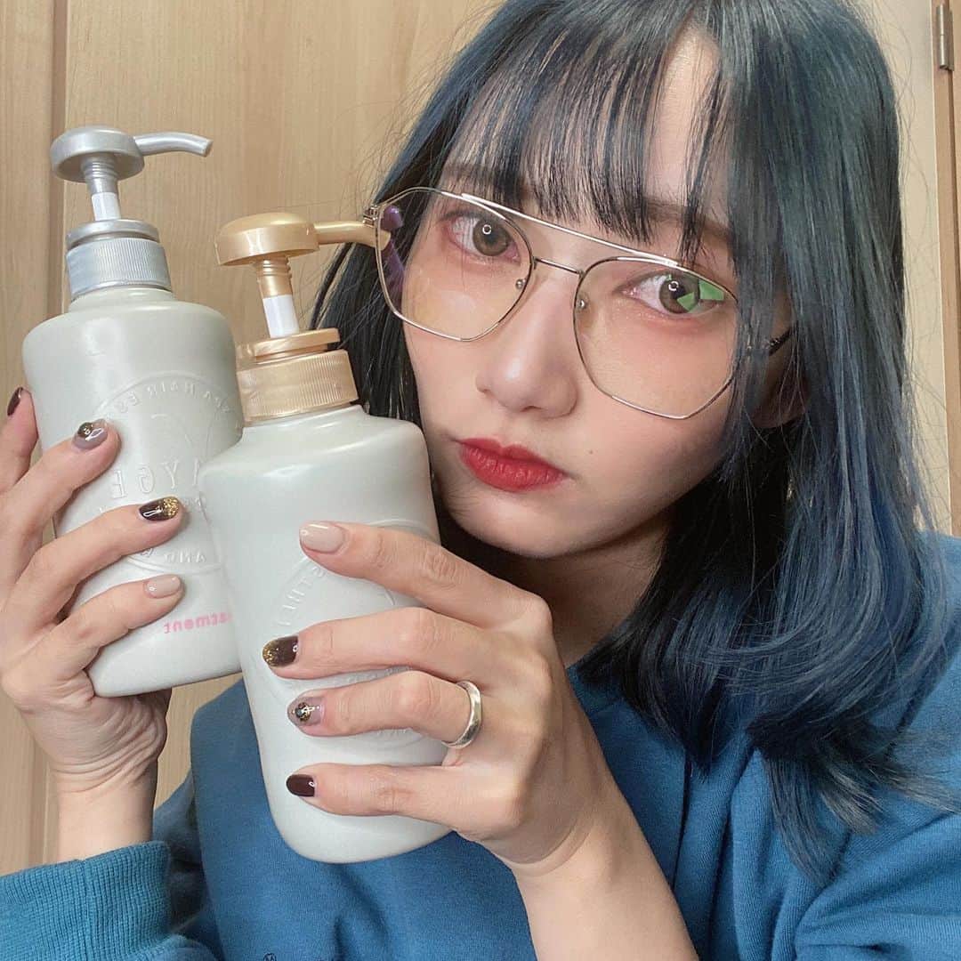 ゆりのインスタグラム：「最近髪まじでバッサバサで、毛先とかトリートメントしてもすぐダメになってたんだけど切ってからお世話になってるシャンプーとトリートメントいい感じ！洗った感じすごいスッキリして気持ちいいし、あんなにほうきみたいな頭だったのにトゥルントゥルンになった...おすすめはシャンプーはしっかり頭部の後ろあたりから地肌をしっかり揉み洗って、トリートメントはすぐ流すんじゃなくて毛先にたっぷりつけた状態でパックするの！いい匂いが髪に残りやすいしシンプルにお風呂まじで楽しくなった🥺ドライヤーもしっかりね！本当髪綺麗だとテンション上がるし毎日楽しい...(今更すぎる) このシャンプートリートメントはLOFTで買えるよ！見かけたらゆりのこと思い出してね😳 ・ ・ ・ ・ ・ #CLAYGE #クレージュ #実感型スパ #温冷ヘッドスパ #濃密補修 #まとまる #しっとり #すっきり #シンプル #クレイシャンプー #ヘアケア #地肌ケア #LOFT  #シャンプー #デート #トリートメント #CLAYGE_ad」