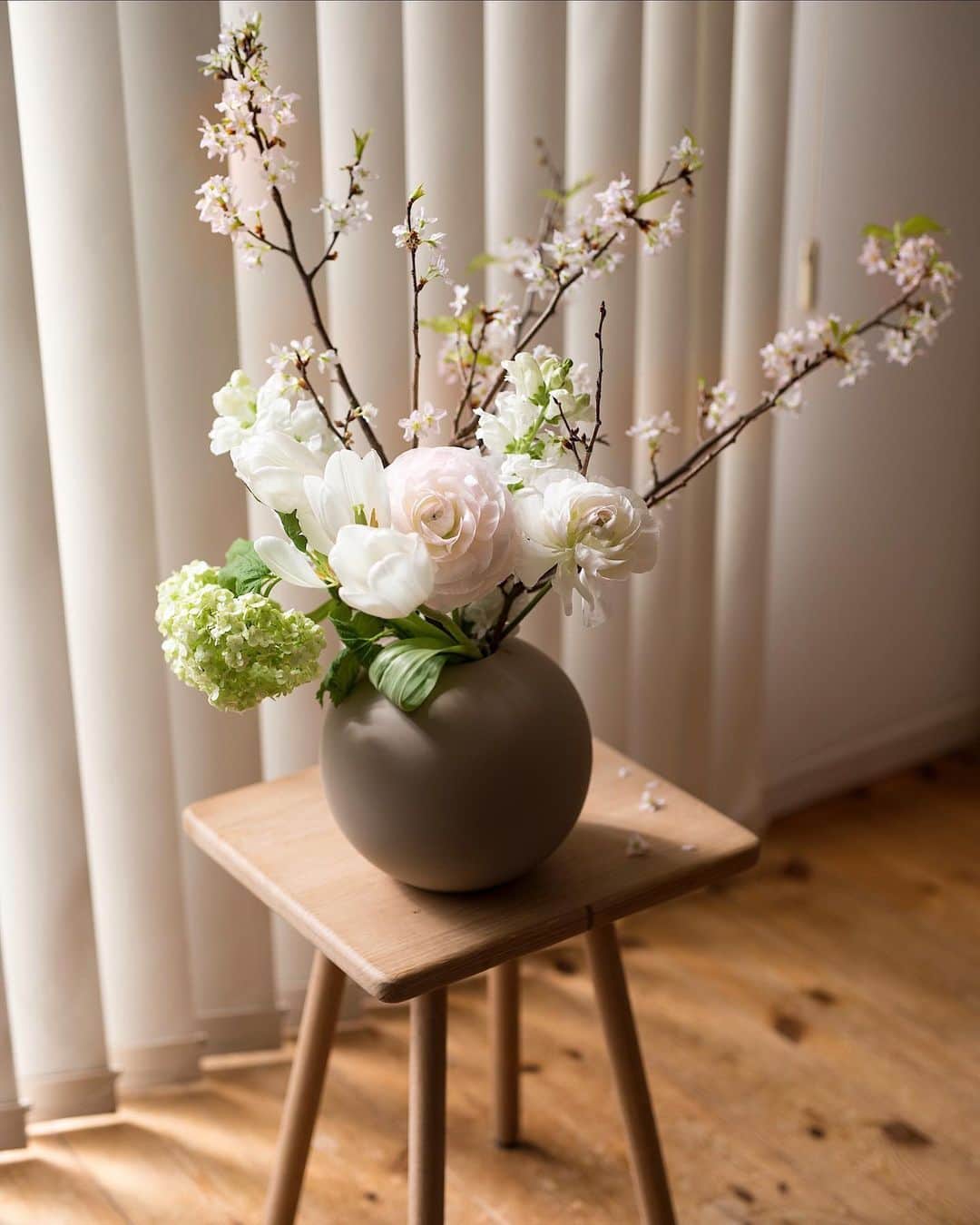 増田由希子さんのインスタグラム写真 - (増田由希子Instagram)「Sakura season has come in Japan🌸  #sakura #cooee #ranunculus #tulip #tulips #spring #Viburnum #nofilter 自宅前の土手の枝垂れ桜が満開の時を迎えました。木蓮も見頃ですね。」3月17日 21時28分 - nonihana_