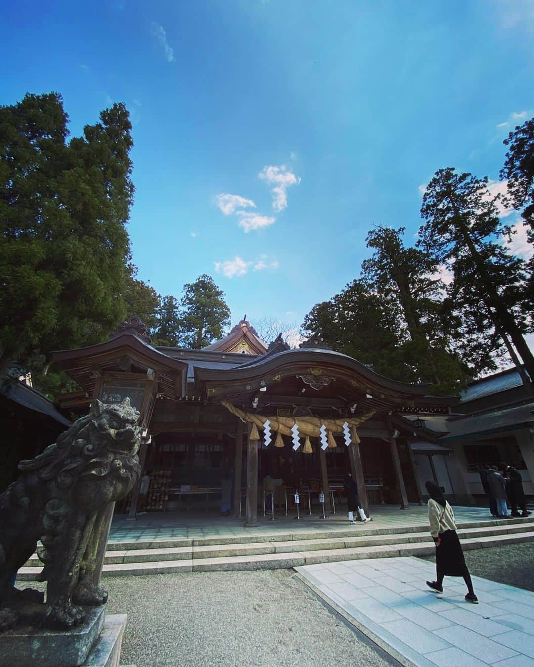 SHOCK EYEさんのインスタグラム写真 - (SHOCK EYEInstagram)「全国三千社ある白山神社の総本社、しらやまさんと親しまれている白山比咩神社⛩✨ まさかずっと行きたかった有名な神社が、こびとづかんの町にあるとは、、本当に『ご縁』だな、と感じられずにはいられなかった場所。 鳥居をくぐると明らかに空気が変わる、、 緑色のコケの参道、その脇には水が流れ、雰囲気はかなり素敵✨ 北陸随一のパワースポットと呼ばれる場所だけあって、とにかく素晴らしかった。 御祭神はククリヒメという女性の神様。 イザナギノミコトとイザナミノミコトを仲直りさせたと言う神話から、縁結び、和合の御利益として有名だよ✨🙏 写真の４枚目、白山の頂上にある奥宮の遥拝所でシャッターをきったら、すごい珍しい絵も撮れて、、とにかくヤバいす💦✨ 是非、皆にも参拝してほしい⛩🙏✨😌 :  Hakusan Hiji Shrine, which is known to Shirayama-san, is the headquarters of three thousand shrines nationwide.⛩✨ This is where I've always wanted to go. Clearly the air changes when you pass through the torii gate. Water flows beside the green moss approach. The atmosphere is pretty nice.✨ It was just the best power spot in Hokuriku, so it was just amazing. The deity god is a female god Kukurihime. From the myth of reconciling Izanagi no Mikoto and Izanamino Mikoto, it is famous for the benefits of marriage and harmony.✨🙏 On the fourth photo, when I released the shutter at the shrine in Okunomiya on the top of Mt. Hakusan, I got a really rare photo. Anyway, this is a wonderful place. I want everyone to visit.⛩🙏✨😌 #Hakusan Hito Shrine #Ishikawa #Hakusan #Shrine #白山比咩神社 #総本社 #石川県 #白山 #神社 #奇跡の一枚」3月17日 21時32分 - shockeye_official