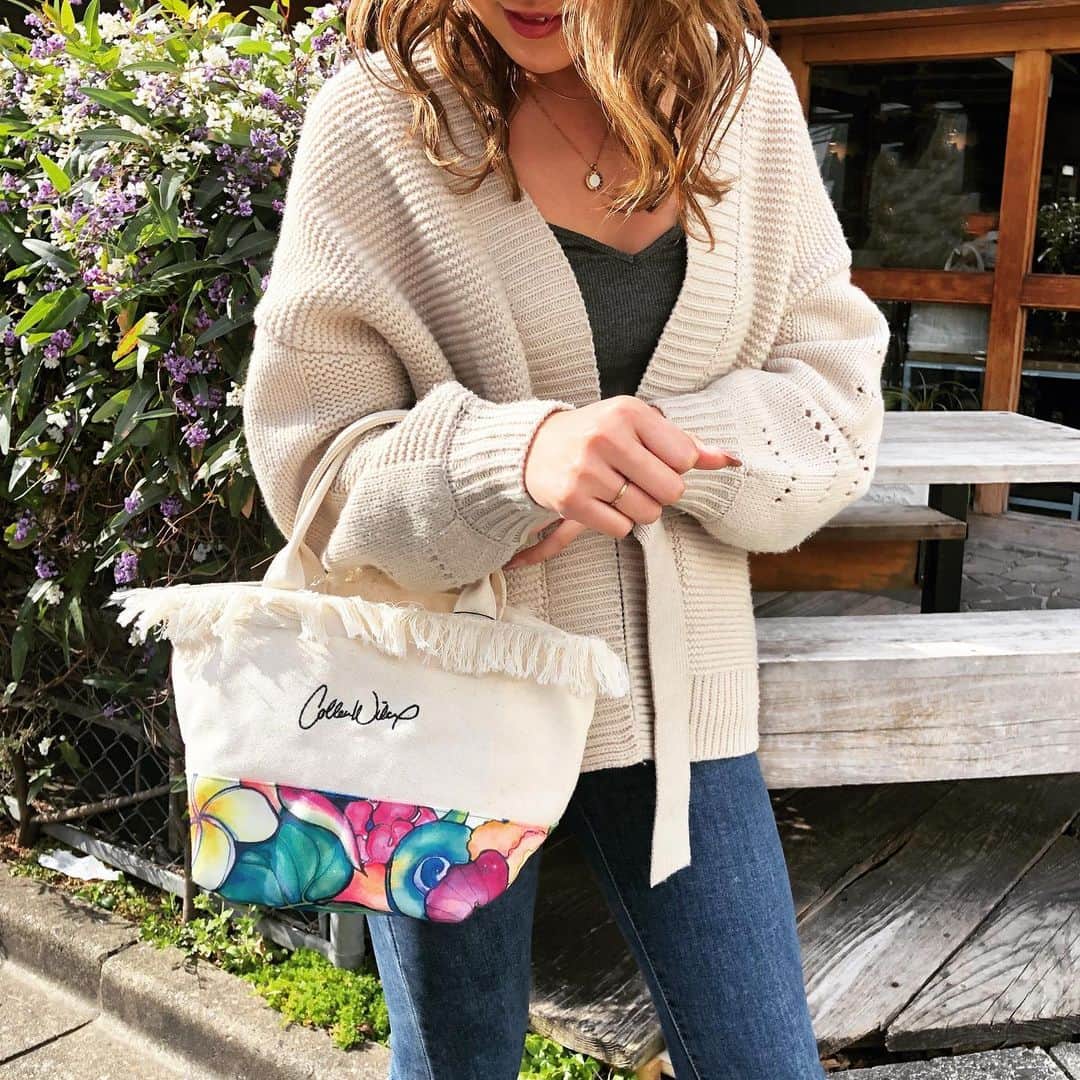 ラレイアのインスタグラム：「🌺 今日は #楽天 サイトにて新生活特別ポイント10倍DAYやってます🧡 ・ 気になってた商品GETのチャンスにお得なポイントバックぜひご利用ください😍🌴 ・ ・ ---La Leia Precious Life(ラレイア)--- @laleia_official ・ 楽天市場店 https://www.rakuten.co.jp/laleia-p-life/ ・ au wowma店 https://wowma.jp/user/52666346 ・ Yahooショッピング店 https://shopping.geocities.jp/laleia-p-life/ ・ ・ @laleia_official  @colleenwilcoxgallery_jp  #colleenwilcox#art#hawaii#aloha#surf#beach#laleia#ハワイ#フォトジェニック#インスタ映え#インスタ女子#アロハ#ビーチ#海を感じる雑貨#ラレイア#アート#ビーチガール#サーフスタイル#大人カジュアル#トートバッグ#コリーンウィルコックス#ギフト#プレゼント」
