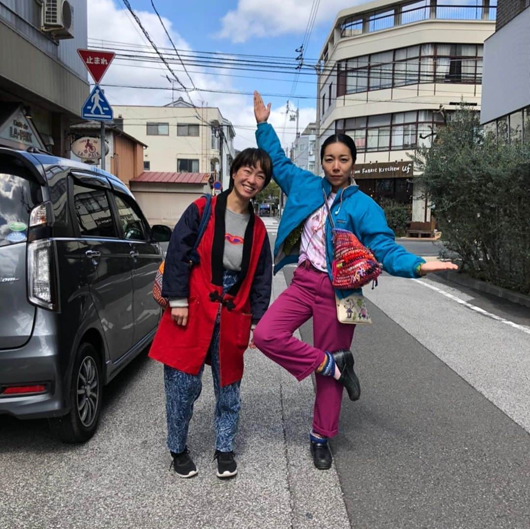 安藤モモ子さんのインスタグラム写真 - (安藤モモ子Instagram)「もも→もも ももこさん、ありがとう！ 家宝にします！  #Repost @tokidoki.momo with @make_repost ・・・ ▶︎ ハレの日  やっと納められた  幕開け 全てのわたし達に向けられた 祝福  そんなインスピレーション  で作らせてもらったお祭り三角バッグ  よくよく考えたら5ヶ月かかってしまった  クレイジーに わいわいさせたくて 念力集中どかーんしました  お届けの時 愛と笑いに満ち満ちた空気を いっぱい吸い込んできました  ありがとうございました！ @momokoando  囍👯‍♀️囍  #モロッコカゴ #ピープニッティング #編み物 #高知 #佐川町 #ハンドメイド #スタジオ時々 #studiotokidoki #peepknitting #crochet  #knitting #craft #handmade」3月17日 21時44分 - momokoando