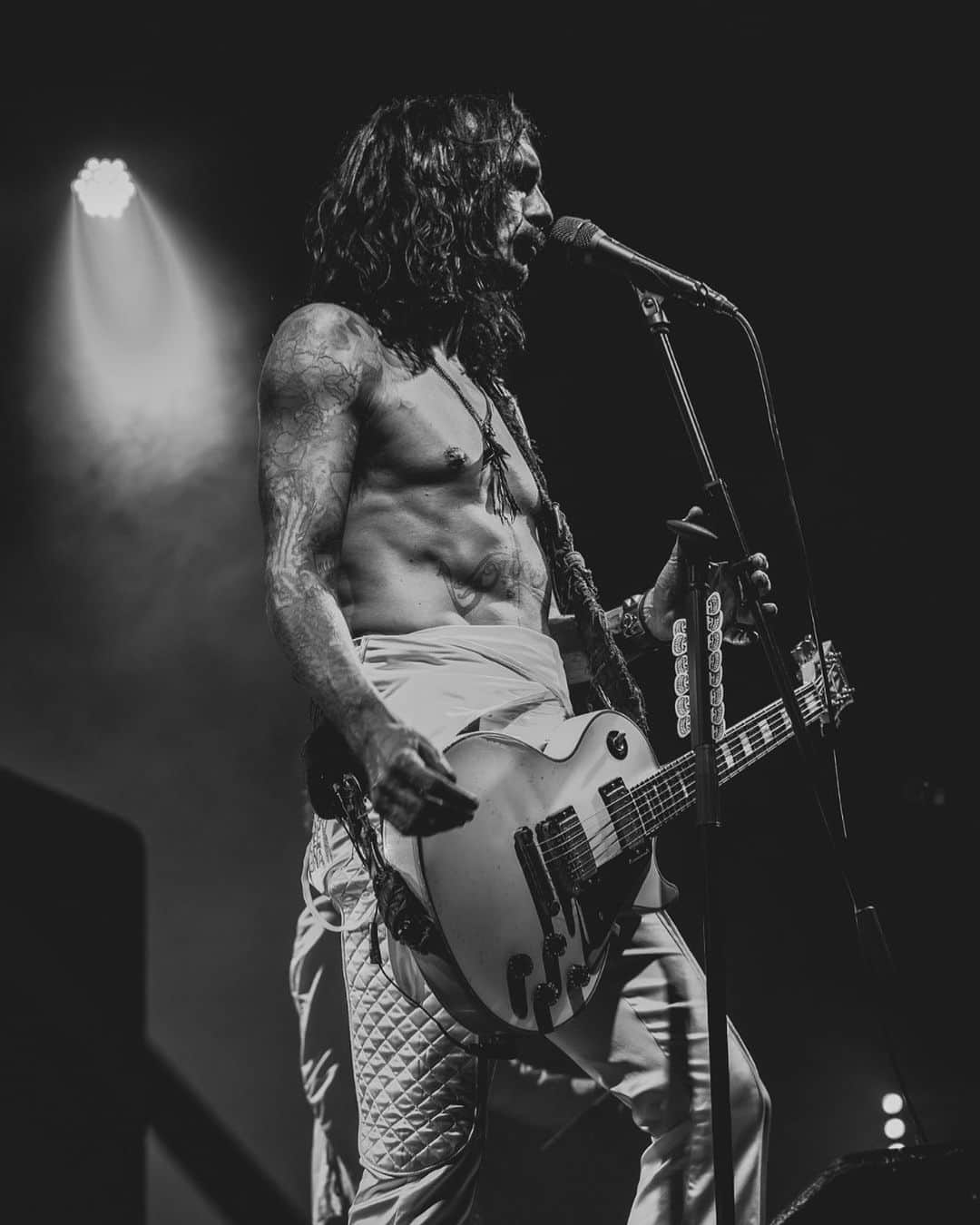 ルーファス・テイラーのインスタグラム：「Huge Happy Birthday to the best frontman on the planet 👑@rockandrolldeservestodie  #thedarkness #jussy #djlittleprincess #jhawk #jbone #justinfookinhawkins #rearoftheyear75」