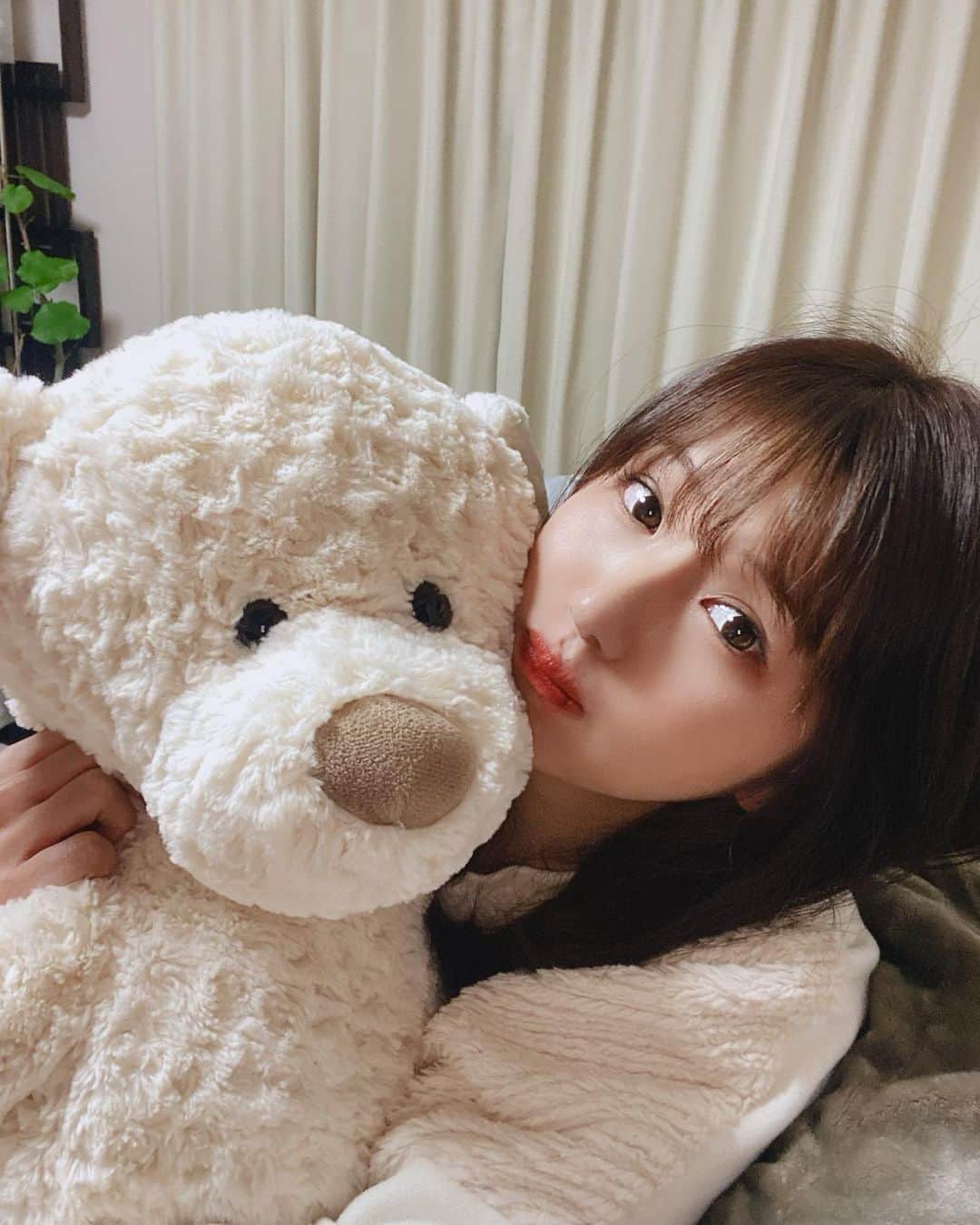 谷川愛梨のインスタグラム：「ʕ•ᴥ•ʔ♥️ #実家に帰ってきて数日 #1カ月くらいしか東京にいなかったのに #実家にいる方がもう不思議な感じ #そわそわして眠れない日々です #24年も実家いたのになぁ... #順応性抜群って事⁇  #またすぐ実家が愛しくてたまらなくなくなって #東京へ帰るの寂しくなるんやろうなぁ #母が作るご飯は相変わらず美味しくて #毎日稽古から帰ってきていっぱい食べちゃう #九州男児の父はYouTubeにハマってて #よく分からない動画を一緒に観たよ #そういえば妹は髪をバッサリ切ってたなぁ #失恋したんかなぁ　#青春やなぁ #皆様今日も１日お疲れ様でした☺️」