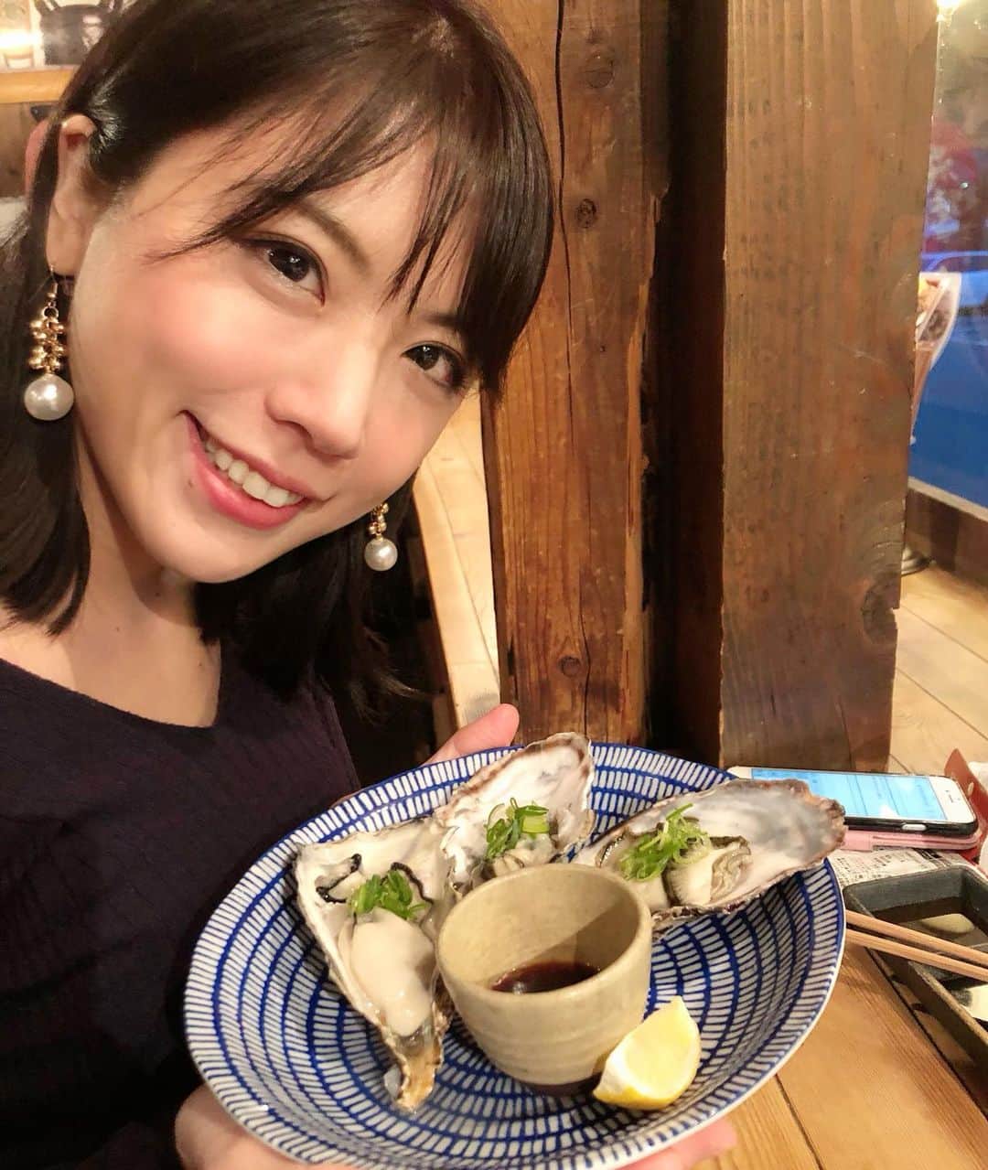 吉田早織さんのインスタグラム写真 - (吉田早織Instagram)「広島の「浜けん」っていうお店で﻿ 生牡蠣を6個も食べたのに﻿ お腹にあたりませんでした⊂((・x・))⊃笑笑﻿ ﻿ お顔は案の定酔っ払っております。🍺﻿ ﻿ 本当は初生牡蠣中毒期待してたwww﻿ あと、蒸したり焼いたりしない生牡蠣が好き。﻿ 多分瀬戸内海でとれてる？(てきとう)﻿ 美味しかった‼️﻿ ﻿ #広島#広島観光#旅行#trip#女子旅行#出張#広島旅行#女子旅#follow#followme #japan#japanesehistory #歴史#観光#牡蠣#生牡蠣#カキフライ#お酒好きな人と繋がりたい #お酒好き女子 #follow#followｍe#酔っ払い」3月17日 21時55分 - saoriyoshida034