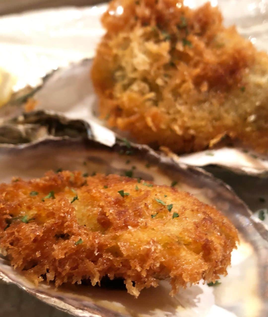 吉田早織さんのインスタグラム写真 - (吉田早織Instagram)「広島の「浜けん」っていうお店で﻿ 生牡蠣を6個も食べたのに﻿ お腹にあたりませんでした⊂((・x・))⊃笑笑﻿ ﻿ お顔は案の定酔っ払っております。🍺﻿ ﻿ 本当は初生牡蠣中毒期待してたwww﻿ あと、蒸したり焼いたりしない生牡蠣が好き。﻿ 多分瀬戸内海でとれてる？(てきとう)﻿ 美味しかった‼️﻿ ﻿ #広島#広島観光#旅行#trip#女子旅行#出張#広島旅行#女子旅#follow#followme #japan#japanesehistory #歴史#観光#牡蠣#生牡蠣#カキフライ#お酒好きな人と繋がりたい #お酒好き女子 #follow#followｍe#酔っ払い」3月17日 21時55分 - saoriyoshida034