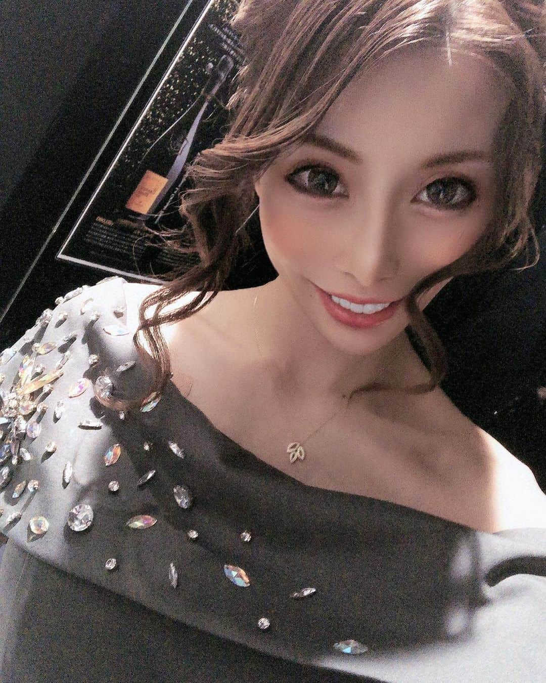 高橋沙弥華のインスタグラム：「オフショルダーのロングドレス👗❤（タトゥーぎり隠れる🙆‍♀w）  ロングドレスって自分で上手く撮れないけど 綺麗やし華やか😍💕 @angelr_dress 💓 #ロングドレス #longdress #gray #大人コーデ #コロナに負けるな #ころなにまけるな #六本木 #銀座 #倶楽部 #ニュークラブ #アップスタイル #美容 #美容整形 #人中 #人中短縮 #プロテーゼ #ボトックス #ヒアルロン酸 #整形」