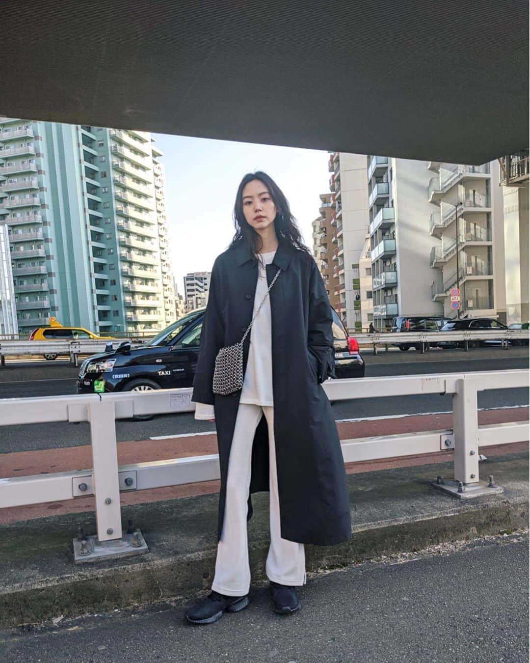 Shiho Sasakiのインスタグラム：「スポーティーな日⚽️ @adidastokyo ✖︎ @moussyofficial のスウェットとパンツでワントーンコーデ☝️ pantsは微フレアシルエットでとっても綺麗なの✨ 素材もワッフルなので着心地も抜群だよ❣️ #MOUSSY #MOUSSYSNAP #adidas_MOUSSY #adidas #pixelで撮影#team_pixel#baroque_pixel」