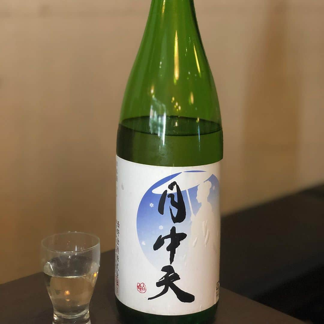 高野祐衣さんのインスタグラム写真 - (高野祐衣Instagram)「日本酒っぽい名前🍶げっちゅうてん！﻿ 香川県のお酒の紹介は初めてかも🤔？？﻿ ﻿ ﻿ ﻿ ﻿ 『月中天』 純米無濾過原酒﻿ ﻿ 香りは控えめ。﻿ ほんのりとフルーティーな甘みと、﻿ しっかりした酸！﻿ 舌に残る渋味がジュワッと﻿ 私は酸味のある日本酒も好きなので﻿ キンキンに冷やして酸強めで飲みたいな〜﻿ 常温とかで飲んだらもう少し甘めにのめそうな？？﻿ ﻿ 飲みやすい！！！﻿ 食中酒にオススメです😊🍶﻿ The 日本酒っぽいお酒が好きな人にもオススメ。﻿ ﻿ ﻿ ﻿ ﻿ #日本酒 #日本酒女子﻿ #月中天 #香川県 #西野金陵﻿ #純米酒 #無濾過原酒 #火入れ﻿ #sake #japanesesake ﻿ #ゆいぽんしゅ﻿」3月17日 22時04分 - yuipooon12_06