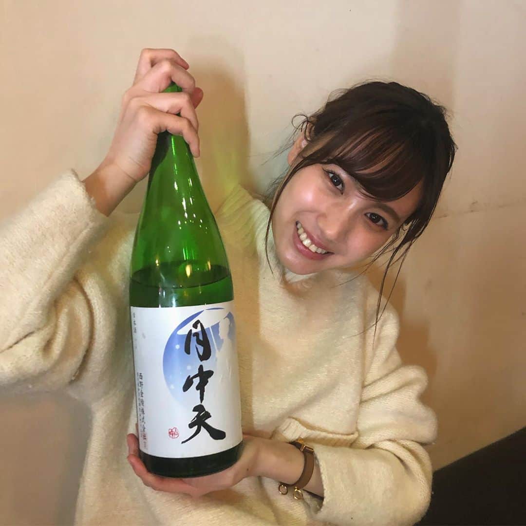 高野祐衣さんのインスタグラム写真 - (高野祐衣Instagram)「日本酒っぽい名前🍶げっちゅうてん！﻿ 香川県のお酒の紹介は初めてかも🤔？？﻿ ﻿ ﻿ ﻿ ﻿ 『月中天』 純米無濾過原酒﻿ ﻿ 香りは控えめ。﻿ ほんのりとフルーティーな甘みと、﻿ しっかりした酸！﻿ 舌に残る渋味がジュワッと﻿ 私は酸味のある日本酒も好きなので﻿ キンキンに冷やして酸強めで飲みたいな〜﻿ 常温とかで飲んだらもう少し甘めにのめそうな？？﻿ ﻿ 飲みやすい！！！﻿ 食中酒にオススメです😊🍶﻿ The 日本酒っぽいお酒が好きな人にもオススメ。﻿ ﻿ ﻿ ﻿ ﻿ #日本酒 #日本酒女子﻿ #月中天 #香川県 #西野金陵﻿ #純米酒 #無濾過原酒 #火入れ﻿ #sake #japanesesake ﻿ #ゆいぽんしゅ﻿」3月17日 22時04分 - yuipooon12_06