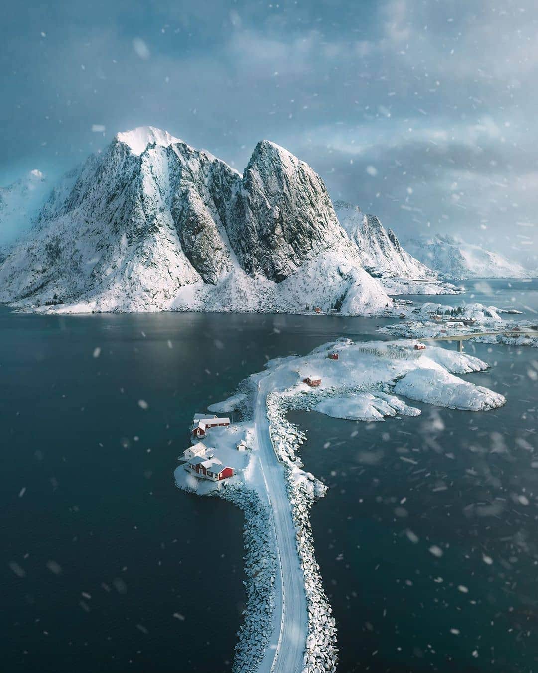 BEAUTIFUL DESTINATIONSさんのインスタグラム写真 - (BEAUTIFUL DESTINATIONSInstagram)「A fresh dusting of snow on Norway’s most stunning archipelago. ✨❄️🏔 Tag a friend who would love such a beautiful sight! (📸: @karl_shakur 📍: Lofoten Islands, Norway)」3月17日 22時05分 - beautifuldestinations