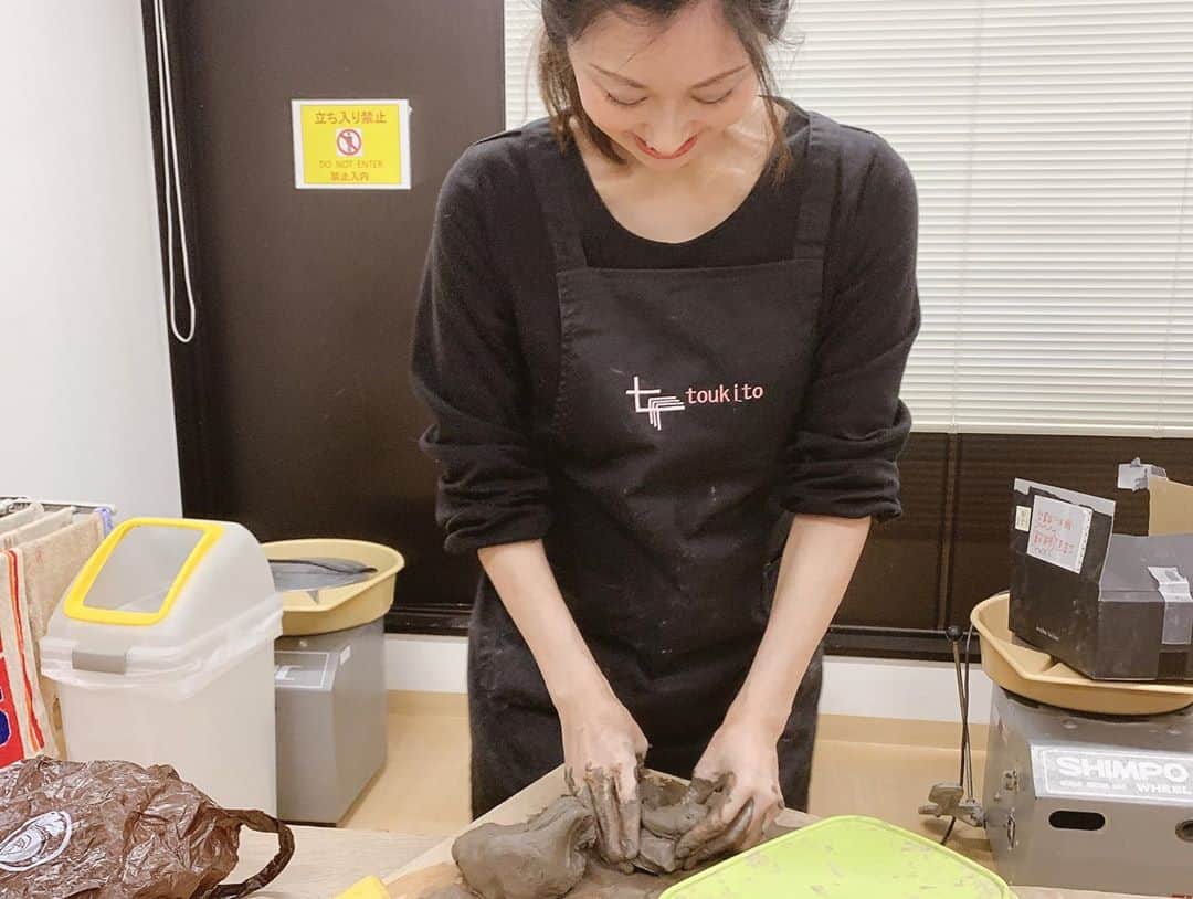 長崎真友子さんのインスタグラム写真 - (長崎真友子Instagram)「時間差投稿になっちゃいましたが！！先週末は、ちかちゃん（ @sakaichikaaaa ）に陶芸を初めて教わりました♪  いつもパン作りは教わってたから、なんだか陶芸もパン作りみたいで懐かしかった^ - ^  初めての陶芸なので、初心者でも作りやすいお皿をおススメいただき、コネコネ、成形を頑張ったよ！  まさにパン作り♪🍞笑。とても癒しの時間でした！ちかちゃんありがとう💕  陶芸でもっと作ってみたい作品ができたのと、お料理はお皿や器にこだわりたいなと思いました♪  陶器がある生活は、絶対的に料理上手にさせてくれる！気がする！！ 本日、大好きなニンジンとピーマンのきんぴら作ったので、それを素敵な小さめ器に盛り付けたい‼︎とふつふつ想いがつのりました✨  ちかちゃん師匠についていきます！笑  #ワーママ  #二児の母　#年子育児　#年子兄弟　#ワーママの休日 #休日の過ごし方 #子どものいる暮らし #アラサー　#休日コーデ　#陶芸　#酒井千佳　#マタニティ　#妊婦さん　#🤰 #陶芸体験 #陶芸教室 #toukito #社長仲間　#起業女子 #経営者仲間 #アナウンサー仲間　#アナウンサー　#フリーアナウンサー　#癒し」3月17日 22時18分 - mayuko_nagasaki