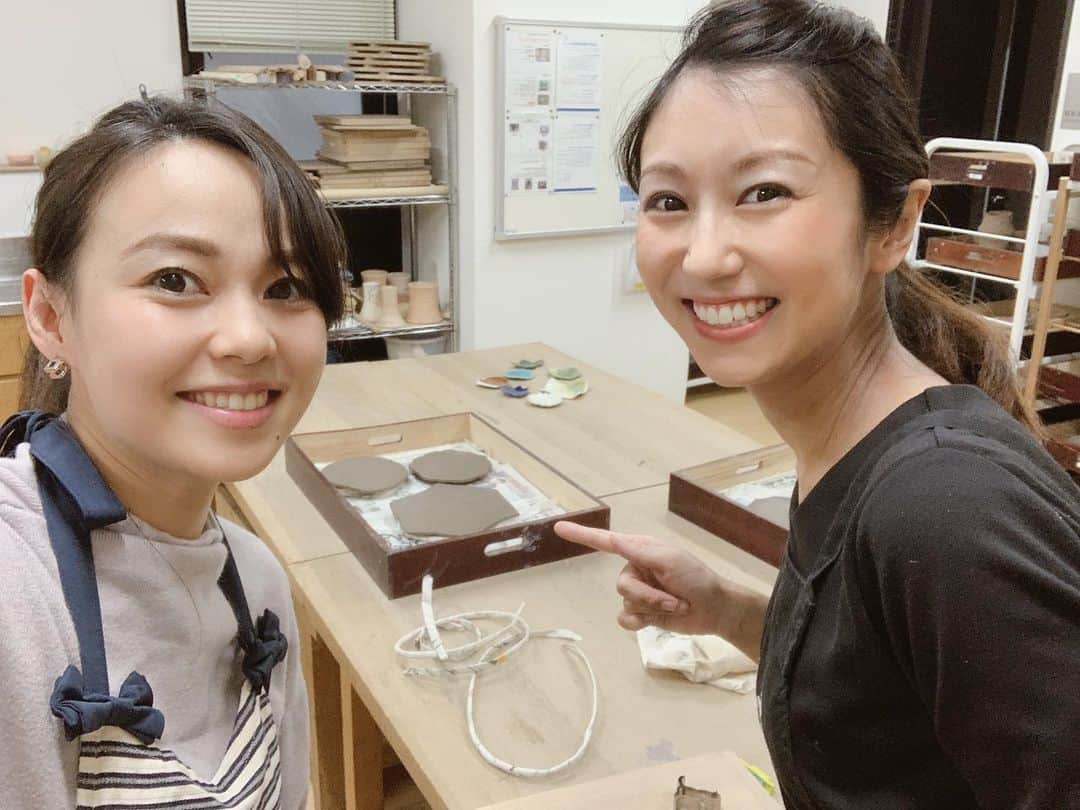 長崎真友子さんのインスタグラム写真 - (長崎真友子Instagram)「時間差投稿になっちゃいましたが！！先週末は、ちかちゃん（ @sakaichikaaaa ）に陶芸を初めて教わりました♪  いつもパン作りは教わってたから、なんだか陶芸もパン作りみたいで懐かしかった^ - ^  初めての陶芸なので、初心者でも作りやすいお皿をおススメいただき、コネコネ、成形を頑張ったよ！  まさにパン作り♪🍞笑。とても癒しの時間でした！ちかちゃんありがとう💕  陶芸でもっと作ってみたい作品ができたのと、お料理はお皿や器にこだわりたいなと思いました♪  陶器がある生活は、絶対的に料理上手にさせてくれる！気がする！！ 本日、大好きなニンジンとピーマンのきんぴら作ったので、それを素敵な小さめ器に盛り付けたい‼︎とふつふつ想いがつのりました✨  ちかちゃん師匠についていきます！笑  #ワーママ  #二児の母　#年子育児　#年子兄弟　#ワーママの休日 #休日の過ごし方 #子どものいる暮らし #アラサー　#休日コーデ　#陶芸　#酒井千佳　#マタニティ　#妊婦さん　#🤰 #陶芸体験 #陶芸教室 #toukito #社長仲間　#起業女子 #経営者仲間 #アナウンサー仲間　#アナウンサー　#フリーアナウンサー　#癒し」3月17日 22時18分 - mayuko_nagasaki