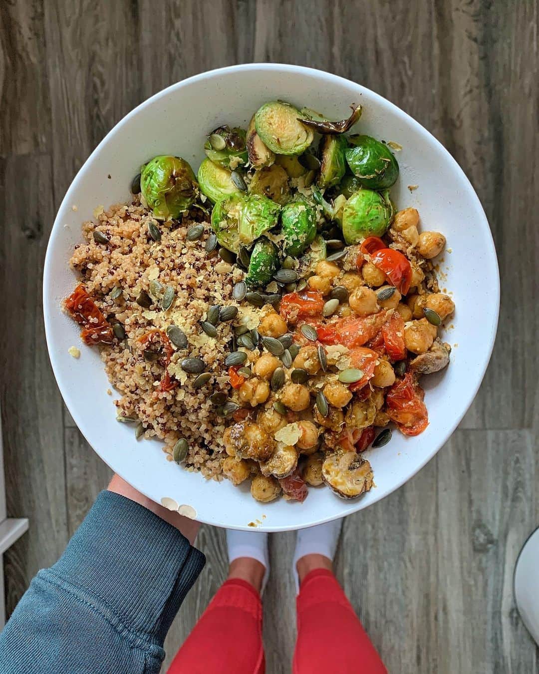 Zanna Van Dijkさんのインスタグラム写真 - (Zanna Van DijkInstagram)「Today’s home cooked lunch of dreams 🤩 I whipped this up in about 20 minutes and it’s DELISH 🙏🏼 Here’s what’s in the bowl: ➡️ Quinoa with sun dried tomatoes & herbs. ➡️ Chickpeas cooked with fresh tomatoes, chestnut mushrooms & vegan pesto. ➡️ Sprouts cooked with garlic, herbs & black pepper. ➡️ All topped with B12 fortified nutritional yeast (great for plant based eaters!) and some pumpkin seeds. This meals is packed with energy, has 3 of my 5 a day, tonnes of fibre and tastes pretty incredible too! Right now one of my priorities is nourishing my body, so let me know if you want me to keep sharing the meals I’m making? Leave a comment down below 🙌🏼❤️ #homecooked #lunchtime #healthyfood #plantbased #plantpowered #veganeats #veganmeals #easymeals #quickmeals #30minutemeals #highprotein #plantbasedprotein」3月17日 22時18分 - zannavandijk