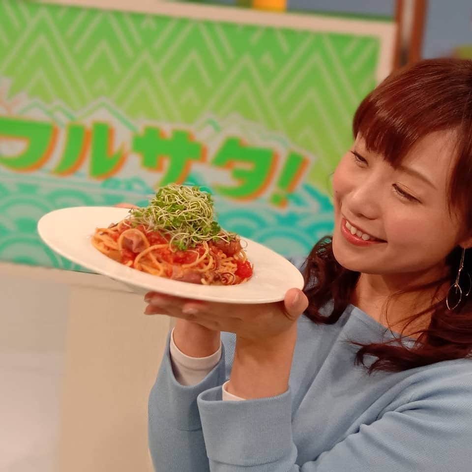 南條早紀のインスタグラム：「恒例のうっとり🤤❤️笑 . . ここ最近、#ホタルイカブーム 到来してますが💡 その燃料投下してくれたのが 先週の#フルサタ での 池田航くんの生調理！ . . ホタルイカと塩麹のトマトパスタ 作ってくれました😊 . プロの技ってすごい！ 塩麹は発酵食品で腸内環境整えてくれるから 免疫力がUP！とか、 塩で味付けするよりもコクが出て美味しくなる！とか 簡単に置き換えるだけで体にも嬉しい プロの発想がぎっしり！ . . ホタルイカの濃厚な肝の旨味と、 フレッシュなトマトがよくあって、 身体にとっても良いらしいブロッコリースプラウトが これまたシャキシャキ良いアクセントで とっても美味しかったです😊💓 . フルサタ！公式アカウントにて @furusata_bbt  詳しいレシピ乗ってるので ぜひ参考にしてくださいね🍋 . . 航くんレベルの素晴らしい腕前にはなれなくても、 美味しい料理を作れるおなごになりたい… そう願ってやまない南條でした🤤 食べる専門は卒業しようね。笑 頑張るぞー(*´-`)🍴💓 . . #富山 #富山県 #富山市 #とやま #toyama #名物 #ホタルイカ #ほたるいか #旬食材 #生放送 #生調理 #池田航 くん #料理人 #料理男子 #手作り #パスタ #トマトパスタ #塩麹 #ブロッコリースプラウト #免疫力アップ  #料理上手 #憧れ #弟子入りしたい #笑 #アナウンサー #女子アナ #南條早紀」