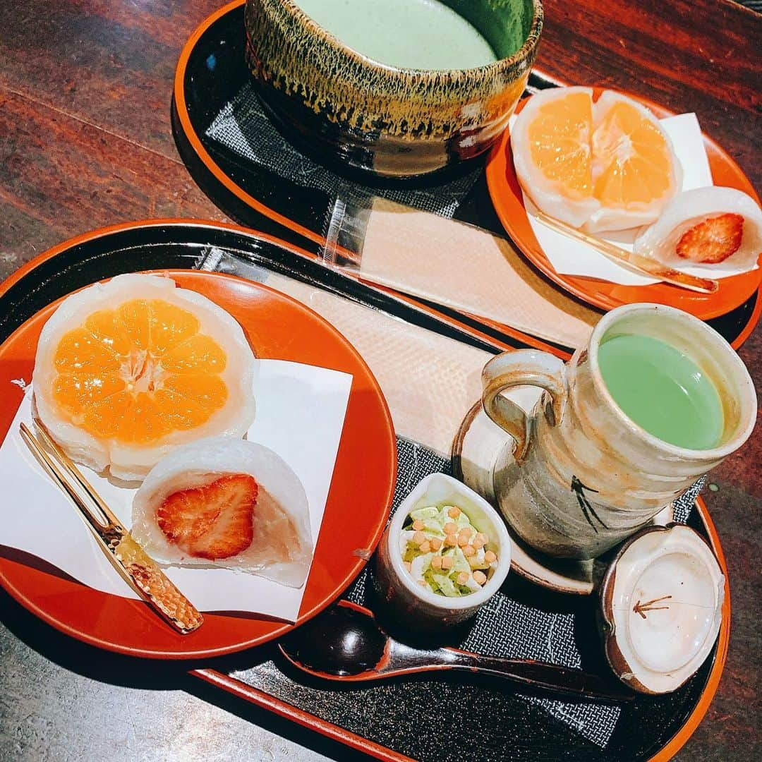 畑有里紗さんのインスタグラム写真 - (畑有里紗Instagram)「菓舗kazunakashima🍓🥝🍊 📍石川県金沢市東山1丁目7-6﻿ ﻿. . ひがし茶屋街にあるお店で大人気！ 私たちは苺とみかんのセットで 抹茶と抹茶ミルクにしました🍵❤︎ フルーツがめちゃくちゃフレッシュでお餅と合ってて 美味しかった〜〜！！ 違うのを頼んでシェアするのも◎ 注文の時に何等分か伝えると その通りに切ってくれるので 3人だと全種類食べられる🤗 . 季節によっては イチジクやマスカットもあるみたい＾＾ ﻿. open 10:00~18:00﻿ close 木曜日﻿ . . #金沢カフェ#フルーツ大福#大福#カフェ好き#石川県カフェ#kazunakashima#ariifood#菓舗kazunakashima#金沢グルメ#金沢旅行#カフェ巡り#ひがし茶屋街#ひがし茶屋街カフェ」3月17日 22時13分 - arii_m36