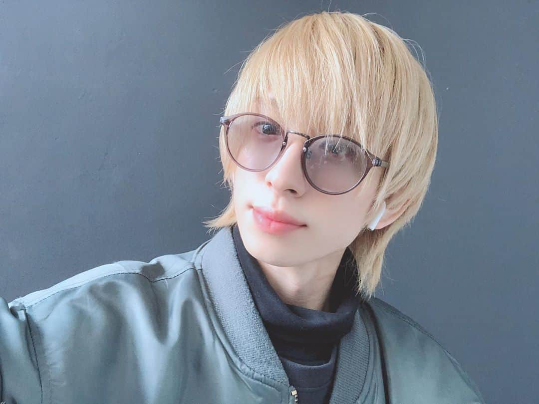 SHOYA【ANFiNY】のインスタグラム：「⠀ ⠀  新しいプロジェクト進行中😎  お楽しみに😎 ⠀  #anfiny #shoya #eyewear #eyewearstyle #eyewearfashion #fashion #code #mensfashion #menswear #メンズコーデ #メンズファッション #selfie #美容」