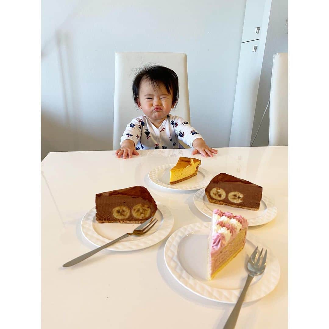 姫野れみのインスタグラム：「最近ブームの顔🐷✌︎ ケーキ持って遊びに来てくれました♡ いっぱい遊んでもらってご満悦♩♩ ・ #baby #girl #babygirl #7ヶ月 #赤ちゃん #ベビー #女の子ベビー #女の子 #ベビフル #ベビー服 #ベビモ #ロンパース #赤ちゃんのいる生活 #べびすたぐらむ」