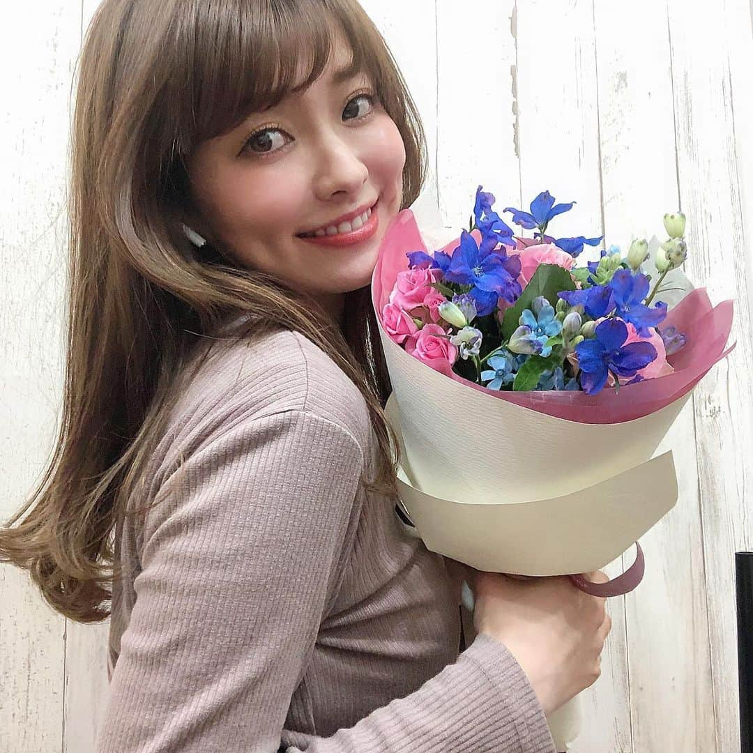 小澤楓さんのインスタグラム写真 - (小澤楓Instagram)「あみたん @amile0616 から さよならじゃないのにお花もらいました💐 . . 明日お引越しです🥺 東京ぐっばい🥺 . . #tokyo #台風ジェネレーション  #eyedesigner #マツエク #アイデザイナー #まつ毛エクステ #吉祥寺マツエク#高円寺 #高円寺マツエク#モテまつげ  #カラーマツエク #ニュアンスマツエク #ナチュラルマツエク　 #ブライダルまつげエクステ #ブライダルマツエク #ブライダル #福岡#福岡マツエク  #マツエク講習」3月17日 22時27分 - kaede_cyori