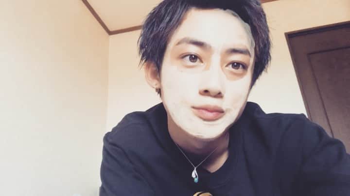 りゅうとのインスタグラム：「髪短いなあ〜このパックいいよねん👍  #アーカイブ」