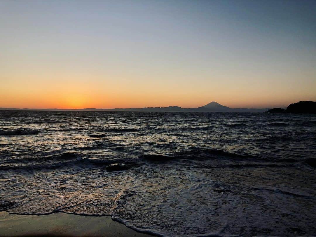 相沢梨紗さんのインスタグラム写真 - (相沢梨紗Instagram)「いちにちおつかれさまでした‼️ . MV撮影の天候にめちゃくちゃ恵まれてて、こんな景色なかなか見れないな〜と。じんわり眺めた夕日☀️✨✨ . . . #sunset #🌆 #☀️ #富士山」3月17日 22時21分 - risacheeese