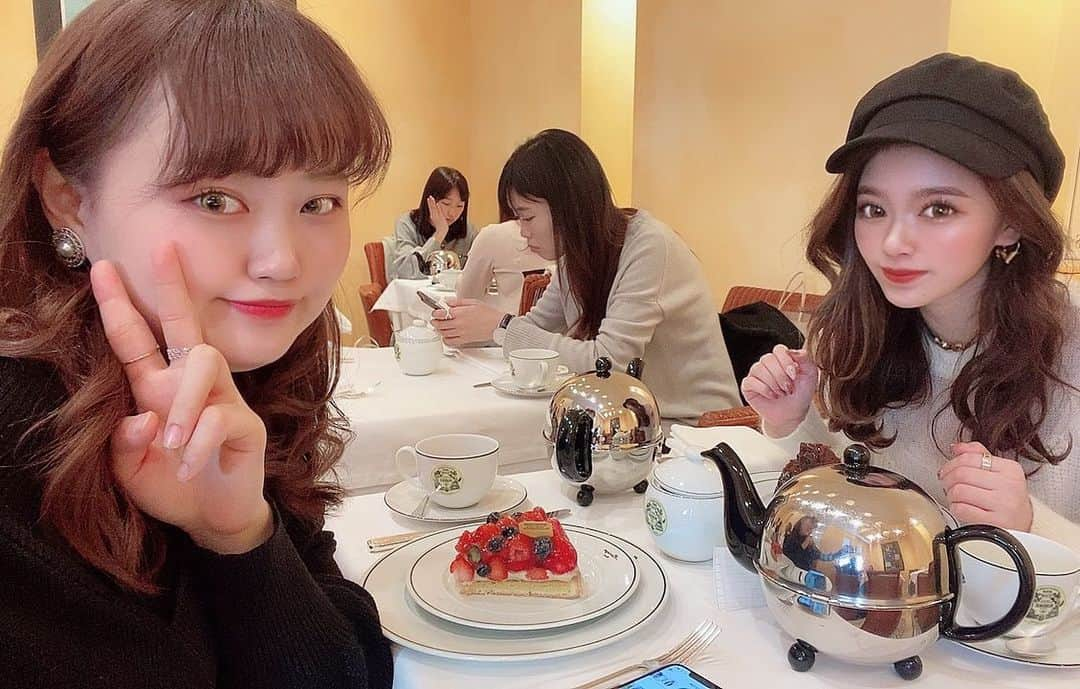 マリナさんのインスタグラム写真 - (マリナInstagram)「マリナたちほんま時間守らん🥰ww﻿ この二人やから成り立ってます。﻿誕プレありがとお💛 桜のお茶美味しかった〜 🌸﻿ お花見したい 💛﻿ ﻿ ﻿ ﻿ #神戸 #兵庫 #カフェ #ケーキ #紅茶」3月17日 22時22分 - __aimer___