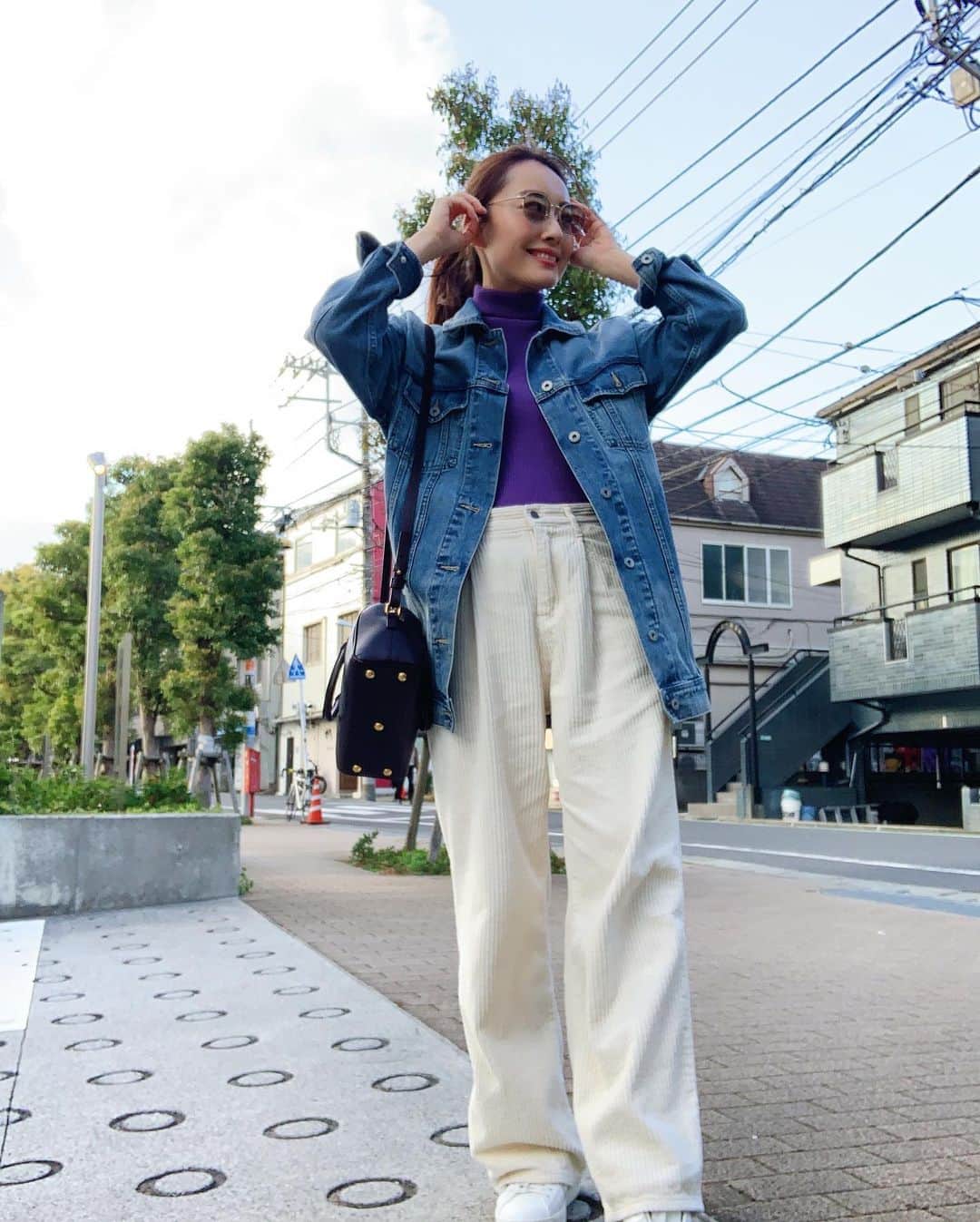 小祝麻里亜のインスタグラム：「コーヒーショップ☕️行った日の服👗パンツはジャケットコーデと同じやつ😊😊😊あっという間に三月も半ばですね🐣  denim jacket. @gu_global  tops. @lagunamoon_com  bottoms. @morugi_official  sunglasses @lavid_eyewear  shoes. @maisonvalentino  bag. @ysl ． ＿＿＿＿＿＿＿＿ #outfit #coordinate #look #instafashion #셀스타그램 #얼스타그램 #코디 #스타일링 #데일리 #데일리룩 #오오티디  #コーデ #パンツコーデ #着回しコーデ #着回しリレー」