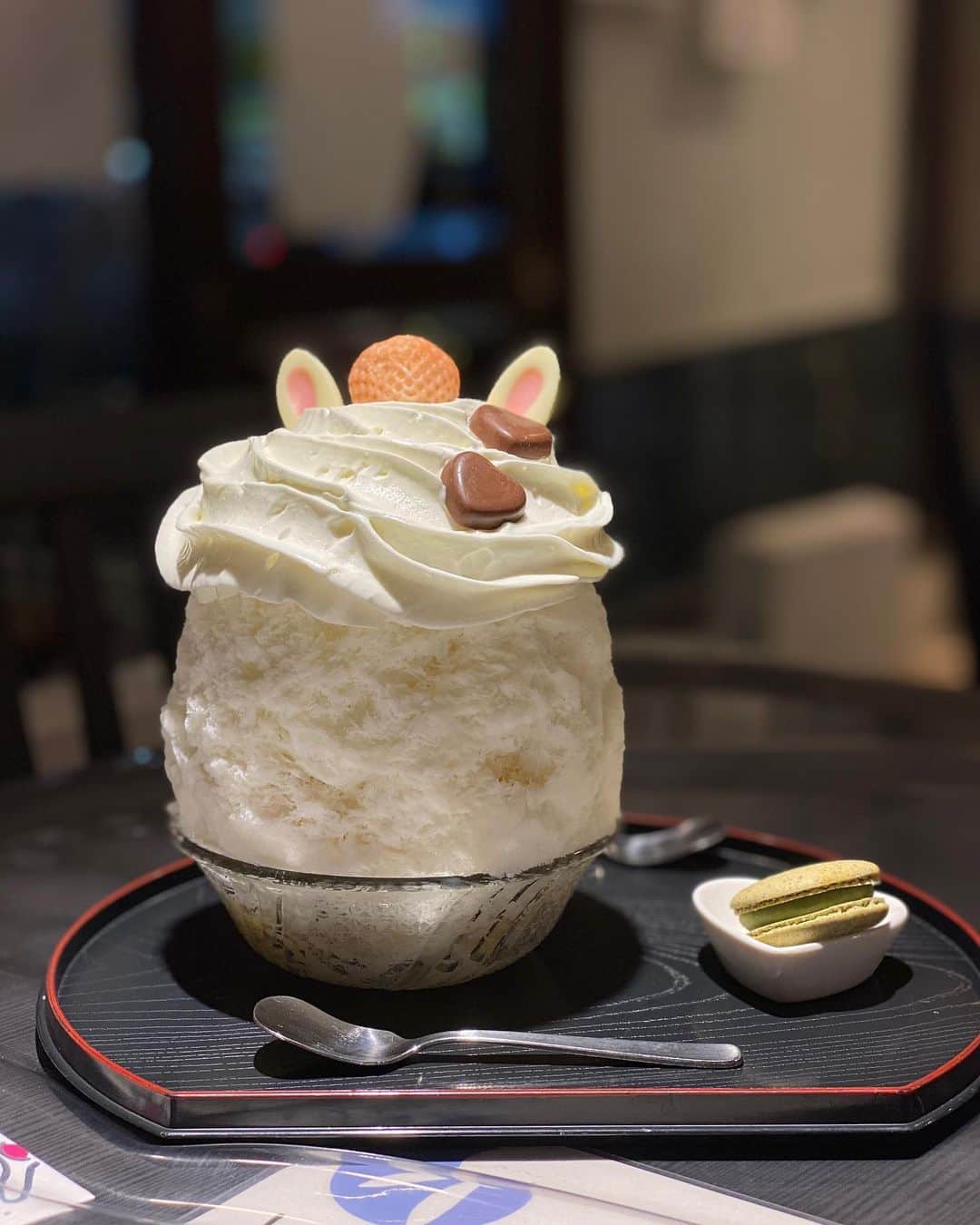 桃乃木かなさんのインスタグラム写真 - (桃乃木かなInstagram)「桜新町にある「雪うさぎ」さん🍧💫 ・ショコラブラウントロピカル(うさぎの耳) ・大人のマロンクリーム ・いちごのフロマージュ(うさぎの耳)  ショコラブラウンのホイップの甘さに感激！中にはジューシーな酸味の効いたトロピカルシロップ、そしてホワイトデー氷にマカロン煎茶が付いてきました🥰(こちら先着順だそうです、ラッキー！) 大人のマロンクリームは思った以上にもったり！濃厚なモンブランを食べているような贅沢な一杯でした！ あとは殿堂入りのいちごのフロマージュ🍓 御馳走でした！  #雪うさぎ　#桜新町 #かき氷」3月17日 22時26分 - kana_momonogi
