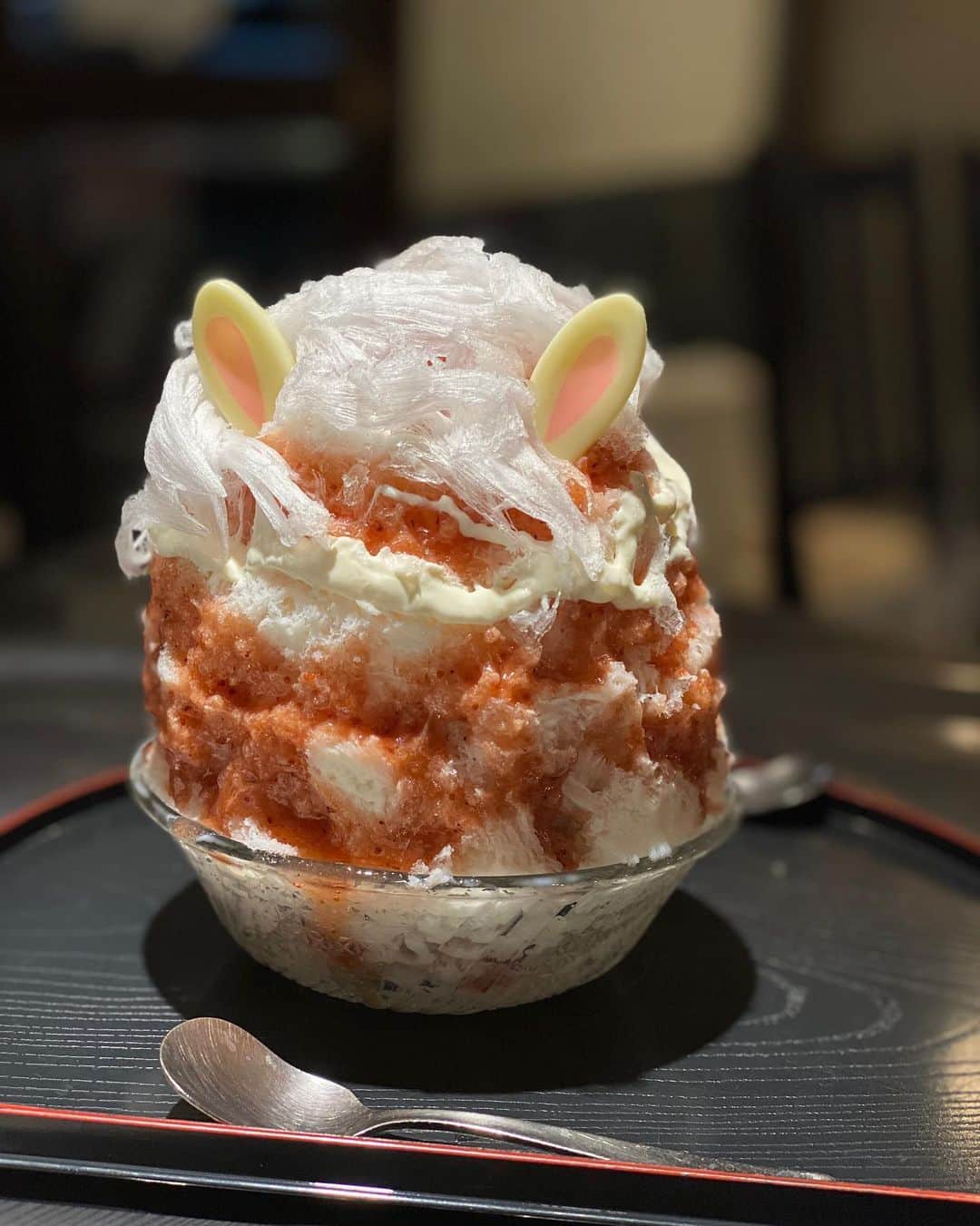 桃乃木かなさんのインスタグラム写真 - (桃乃木かなInstagram)「桜新町にある「雪うさぎ」さん🍧💫 ・ショコラブラウントロピカル(うさぎの耳) ・大人のマロンクリーム ・いちごのフロマージュ(うさぎの耳)  ショコラブラウンのホイップの甘さに感激！中にはジューシーな酸味の効いたトロピカルシロップ、そしてホワイトデー氷にマカロン煎茶が付いてきました🥰(こちら先着順だそうです、ラッキー！) 大人のマロンクリームは思った以上にもったり！濃厚なモンブランを食べているような贅沢な一杯でした！ あとは殿堂入りのいちごのフロマージュ🍓 御馳走でした！  #雪うさぎ　#桜新町 #かき氷」3月17日 22時26分 - kana_momonogi