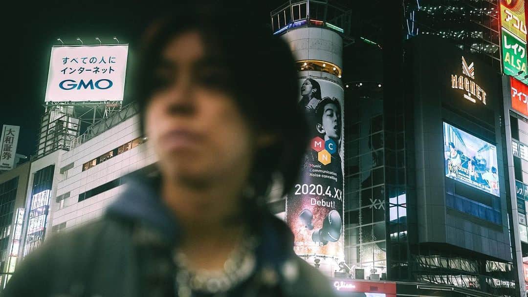 YOSHI（よし）さんのインスタグラム写真 - (YOSHI（よし）Instagram)「あの後ろの看板.... やっぱ俺だな笑 photo by @ulive_udai  That billboard... Yh that’s me lol」3月17日 22時36分 - yoshi.226