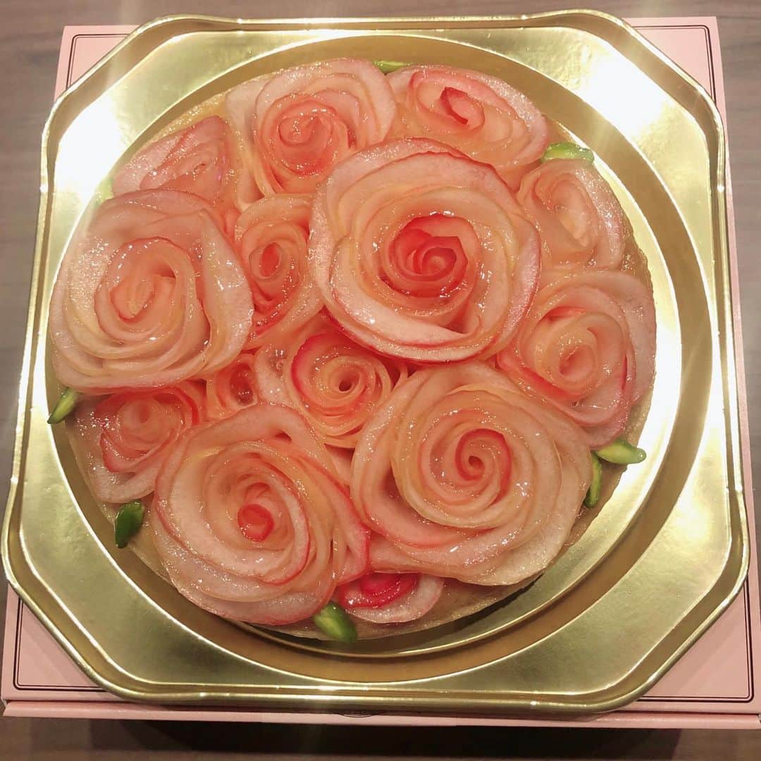 純名里沙さんのインスタグラム写真 - (純名里沙Instagram)「今日は東京FMにてレギュラー番組『ありがとう、先生！』の収録でした^ ^✨ ・ 今年は静かにやり過ごそうと思っておりましたが（笑）収録後、一昨日の誕生日をスタッフの皆さまに祝っていただきました🎂✨❤️ ・ ずっと考えて準備してくださっていたという林檎の薔薇ケーキ🌹✨ 上品な甘さで美味しかったです😆💓 ・ お誕生日はやっぱり皆んなに【おめでとう‼︎】と言ってもらうと嬉しいものですね😊✨❤️お陰様で沢山エネルギーをいただき元気になりました✨ ありがとうございました‼️ ・ 放送は月水金の朝7時19分〜東京FMをキーステーションに全国38局ネットで放送中です😆是非、朝のやる気スイッチにお聴きくださいね💕 ・ #純名里沙 #risajunna #東京fm  #tfm #ありがとう #先生 #月水金 #朝 #7時19分 #オンエアー #聴いてくださいね  #お誕生日でした #ありがとうございました💓  #感謝」3月17日 22時31分 - risajunna3158
