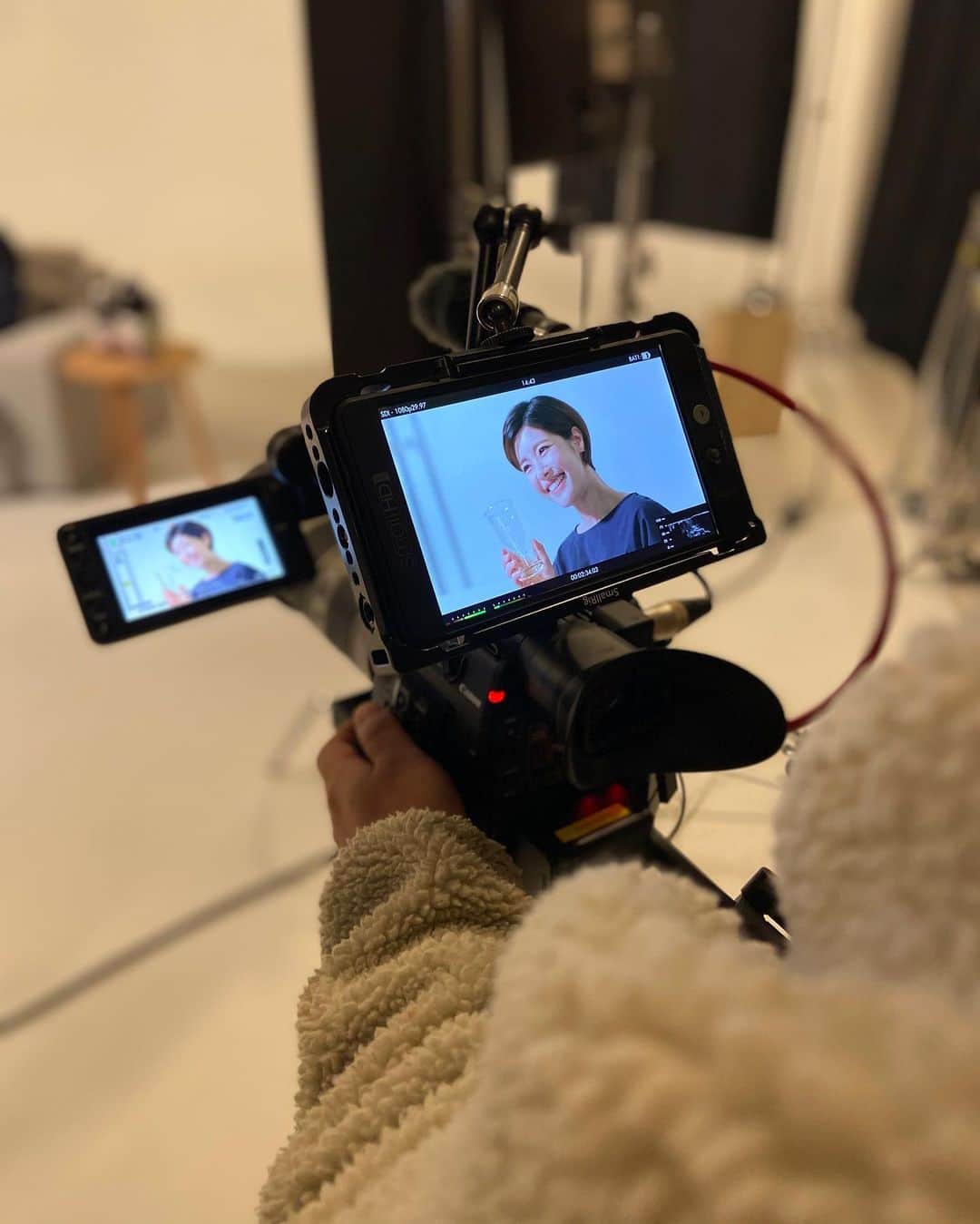 イ・ユンジのインスタグラム：「카메라앞에 서는것이 직업인 사람. 오늘을 문득. 기억하고 싶어졌어. 한동안은 나의삶에서 새로운변화를 맞느라 정신없겠지?  그리하여 오늘이 더욱 감사하고 설레임으로. 나는참 운이 좋은사람이고, 앞으로 그 운을 갚기라도하듯 더 잘 살아야겠다고 생각해보아. #오늘의감사」
