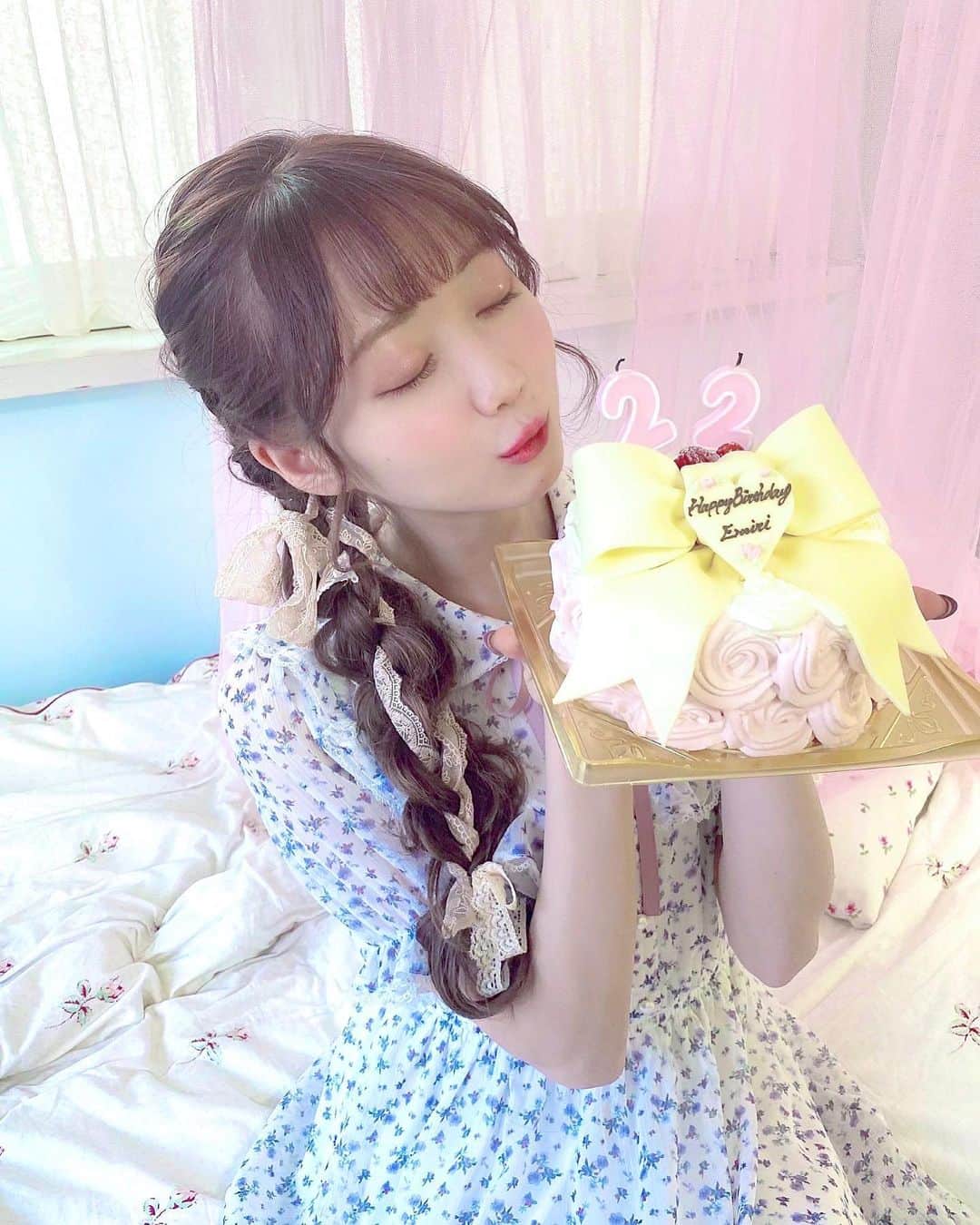 大谷映美里さんのインスタグラム写真 - (大谷映美里Instagram)「🎀 ㅤㅤㅤㅤㅤㅤㅤㅤㅤㅤㅤㅤㅤ 昨日のハニーシナモンさんの撮影で 可愛いケーキをいただきました〜〜☺️💕 ㅤㅤㅤㅤㅤㅤㅤㅤㅤㅤㅤㅤㅤ 幸せです！ いつもありがとうございます。♡ 夏コレクションのこのワンピも可愛いよ〜🙈✨ ㅤㅤㅤㅤㅤㅤㅤㅤㅤㅤㅤㅤㅤ #honeycinnamon #ハニーシナモン」3月17日 22時32分 - otani_emiri