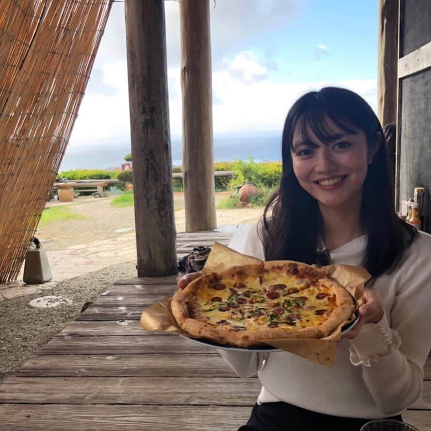 藤原美歩のインスタグラム：「このピザ🍕手作りなんだって〜！！！﻿ とっても美味しかった♡﻿ ﻿ 空気の良いところでピザを食べられるなんで幸せだったなー💭﻿ ﻿ 私は旅行行くと楽しくと時間がもったいなくて全くメイク💄と髪の毛セットのやる気がなくなってしまいます😭﻿ ﻿ 後でいっつもあの時写真撮っとけばよかったなーって後悔するんだよね笑﻿ ﻿ ﻿ ﻿ 最近もひたすらESを書くために家に篭ってます💦﻿ ﻿ 後数ヶ月頑張れ私！！！﻿ ﻿ ﻿ ﻿ ﻿ ﻿ #サロンモデル #サロモ #サロン撮影 #作品撮り #前髪パーマ #ヘアアレンジ #撮影モデル #撮影データ #ヘアアレンジ動画 #スタイリング #スタイリング動画#カフェ巡り好きな人と繋がりたい #カフェ巡り#ピザ🍕 #ピザ百名店 #カフェ好きな人と繋がりたい」