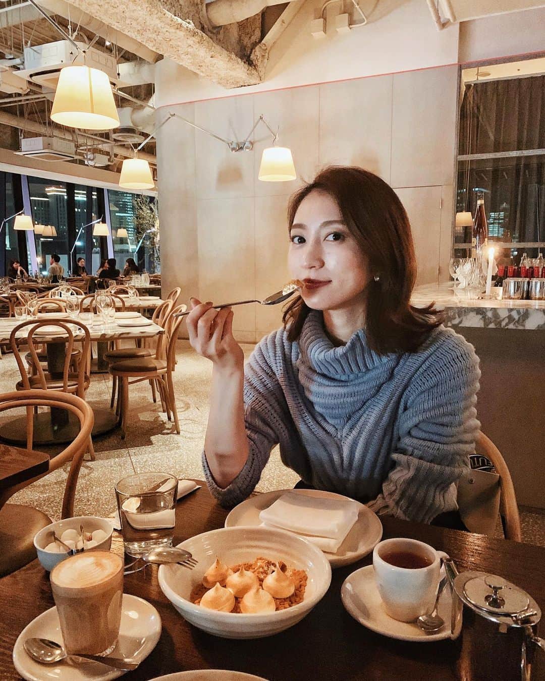 瀬口かなさんのインスタグラム写真 - (瀬口かなInstagram)「ここのレモンパイ🍋は本当に美味しいです🥰 店内も凄くオシャレで大好きなお店です❣️❣️ ． ． #theapollo #ginza #ginzatokyo #ginzacafe #銀座カフェ #レモンパイ #銀座ディナー #東急プラザ銀座 #カフェ巡り #カフェ好きな人と繋がりたい」3月17日 22時39分 - seguchikana