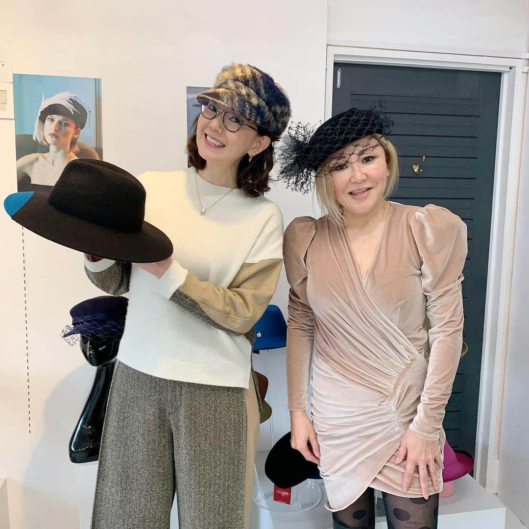 とよた真帆さんのインスタグラム写真 - (とよた真帆Instagram)「素敵な帽子デザイナー @misaharadalondon  #ミサハラダ さんの2020年秋冬物展示会へ、、 @enday_insta  #エンデイ の展示会も同時開催でしたので可愛いニット羽織らせてもらいました🙂 帽子はミサハラダさんの新作  #maho #mahostyle #fashion  #hat #knit #帽子 #ニット #ニットカーディガン #チェック #今日の気候にぴったり  #明日は春」3月17日 22時43分 - maho_toyota