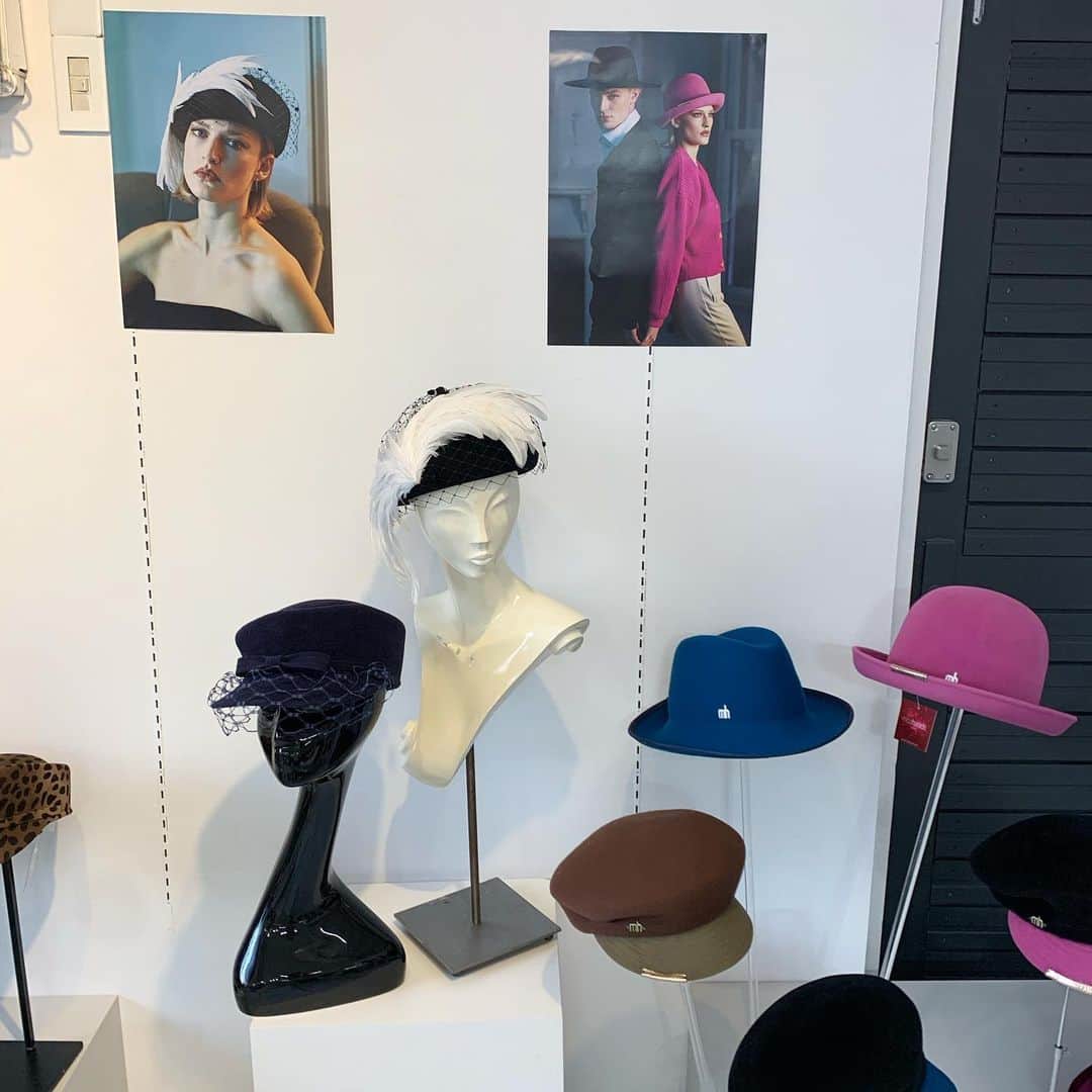 とよた真帆さんのインスタグラム写真 - (とよた真帆Instagram)「素敵な帽子デザイナー @misaharadalondon  #ミサハラダ さんの2020年秋冬物展示会へ、、 @enday_insta  #エンデイ の展示会も同時開催でしたので可愛いニット羽織らせてもらいました🙂 帽子はミサハラダさんの新作  #maho #mahostyle #fashion  #hat #knit #帽子 #ニット #ニットカーディガン #チェック #今日の気候にぴったり  #明日は春」3月17日 22時43分 - maho_toyota