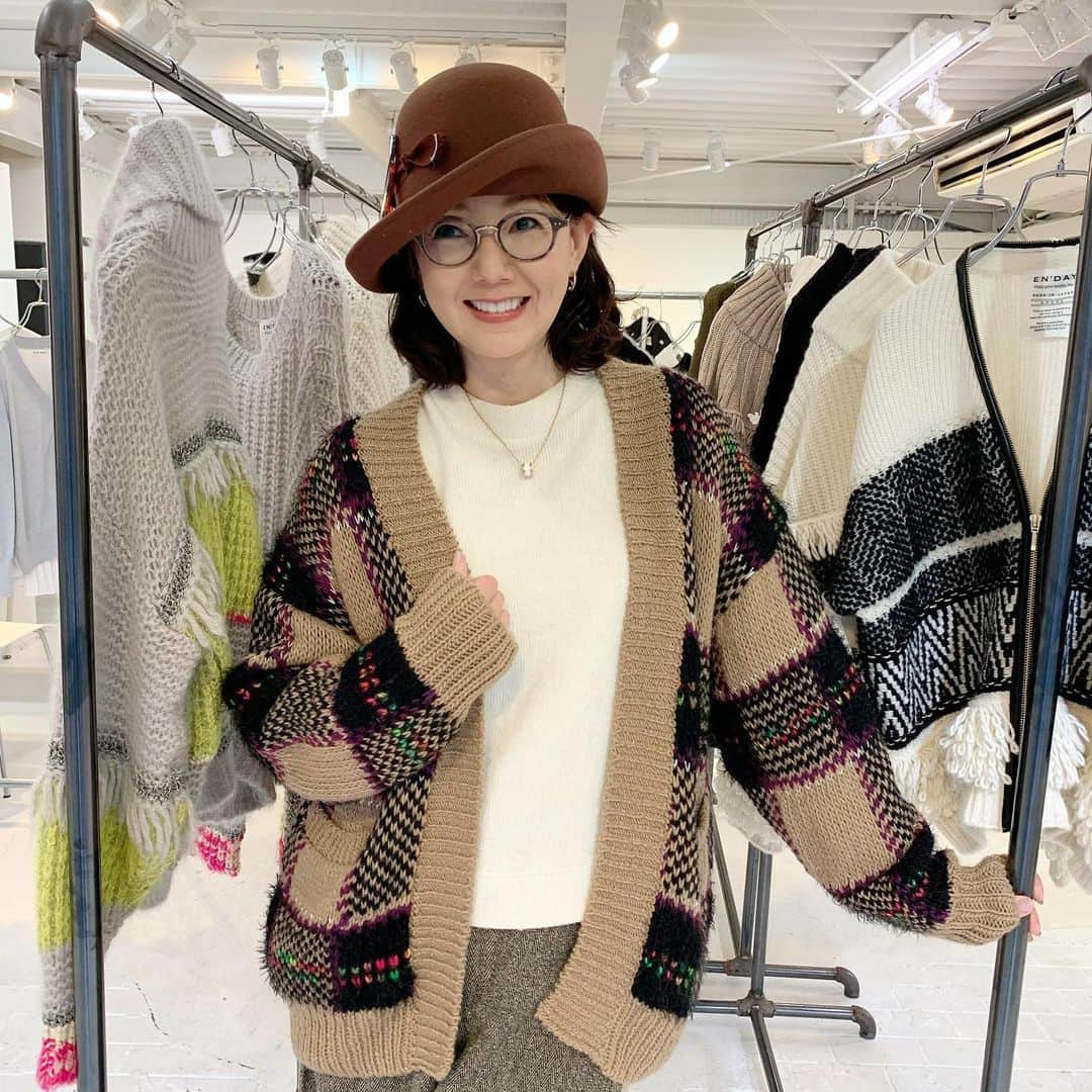 とよた真帆さんのインスタグラム写真 - (とよた真帆Instagram)「素敵な帽子デザイナー @misaharadalondon  #ミサハラダ さんの2020年秋冬物展示会へ、、 @enday_insta  #エンデイ の展示会も同時開催でしたので可愛いニット羽織らせてもらいました🙂 帽子はミサハラダさんの新作  #maho #mahostyle #fashion  #hat #knit #帽子 #ニット #ニットカーディガン #チェック #今日の気候にぴったり  #明日は春」3月17日 22時43分 - maho_toyota