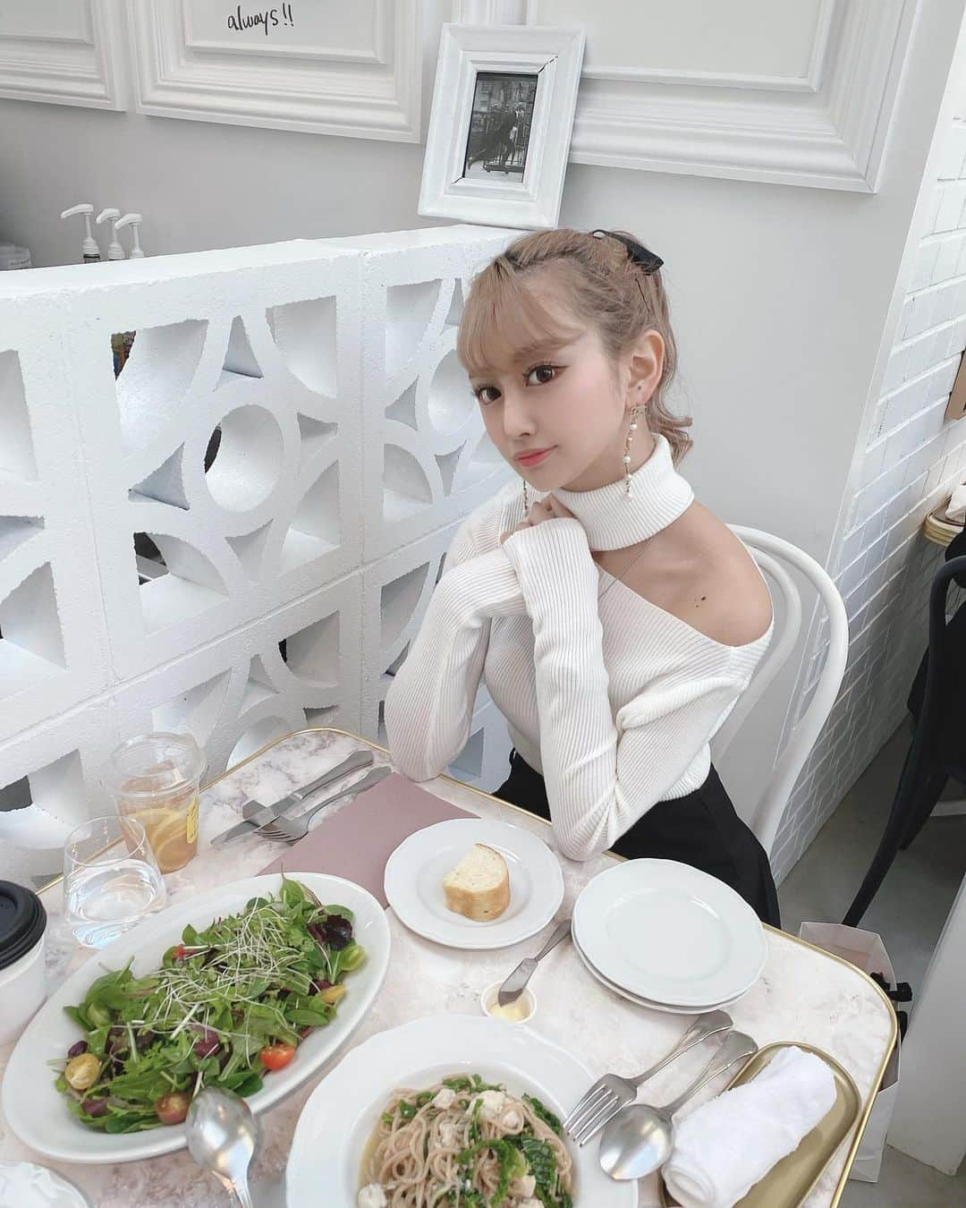 SHIHOさんのインスタグラム写真 - (SHIHOInstagram)「. . @maisonrose_w でLUNCH🍴♡ . . 横浜にある @teafanny.jp の 系列なんだって🥺💓💓💓 . こっちのお店も可愛すぎる🦋 . . サラダとパスタをシェア🥗♡ 美味しかった(*´───`*)🤍🤍 . . この日のワンショルニットは @selectshop.leeen 💘💘 . .  #fashion #fashionista #me #tokyo #japanese #japan #ootd #ootdfashion #selectshop #awfashion #ファッション #コーデ #コーティネート #代官山カフェ #maisonrosewedding #カフェ巡り #おしゃれカフェ #ビジョビ」3月17日 22時54分 - cham_pipi