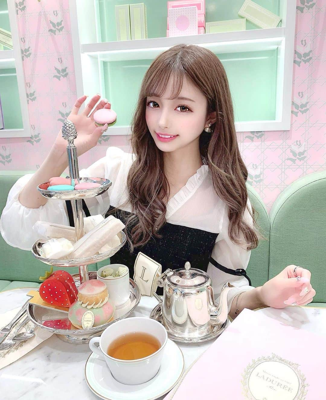 あやちゃんさんのインスタグラム写真 - (あやちゃんInstagram)「ラデュレでアフタヌーンティー💗🧁 パステルカラーでかわいい🥺🌸 早めに行った方がケーキの種類があるからいいかも🍰☕️ #ラデュレ渋谷松濤店 #ラデュレ #ラデュレカフェ #ラデュレ渋谷 #マカロン #アフタヌーンティー #アフタヌーンティーセット  #ストロベリー #スイーツ #渋谷カフェ #渋谷スイーツ #東京カフェ #スイーツ巡り  #テラス席 #パステル #ワンピース #ワンピースコーデ #ツイードワンピース #laduree #ladurée #ladureeparis #ladureecafe」3月17日 22時55分 - aya.you.love.r