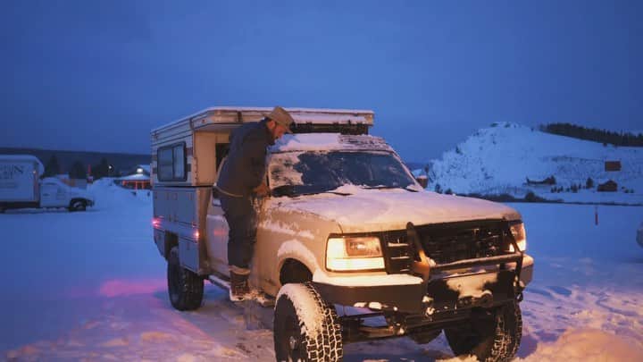 マディのインスタグラム：「We’re hanging out in social quarantine in Nashville so figured it would be good timing to splice together some simple footage of my last day with the F350 before I sold it 🥺 looking forward to *hopefully* getting back out there for new adventures with the van this spring - Tune by my pal @gregoryalanisakov」