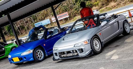 のインスタグラム：「_ Honda PP1 BEAT _ _ Shot on Mar-15 2020 at MLS (Motor Land Suzuka). _ owner(Silver BEAT): @hiropp1 owner(Blue BEAT): HN Unknown photo: @mistbahn _ _ JP) 2020年3月15日、MLS（モーターランド鈴鹿）。 _ _ #mls #motorlandsuzuka #モーターランド鈴鹿 #hondabeat #hondabeatpp1 #pp1beat #ホンダビート #pp1 #beatpp1 #stopracing #cautionracing #mtrec #e07a #trackcar #trackday #timeattack #timeattackjapan #kcar #keicar #軽自動車 #hondasontrack #eurou #bridgestone #superlap #スーパーラップ #jdmwheels #mugen #無限 #mugen無限power」