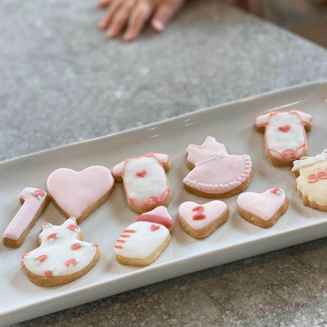田中涼子のインスタグラム：「娘のお誕生日用にお願いしていた アイシングクッキー♪  まだまだ赤ちゃんでいて欲しい気持ちもあってミルクやスタイにロンパース、、♡はぁ♡可愛い♡♡♡ お誕生日会のお土産にも喜んでもらえました♡  スマッシュケーキはシンプルに クッキー頼り🥰  #アイシングクッキー #女の子ベビー #1歳バースデー  #スマッシュケーキ #誕生日ケーキ#オーダークッキー」