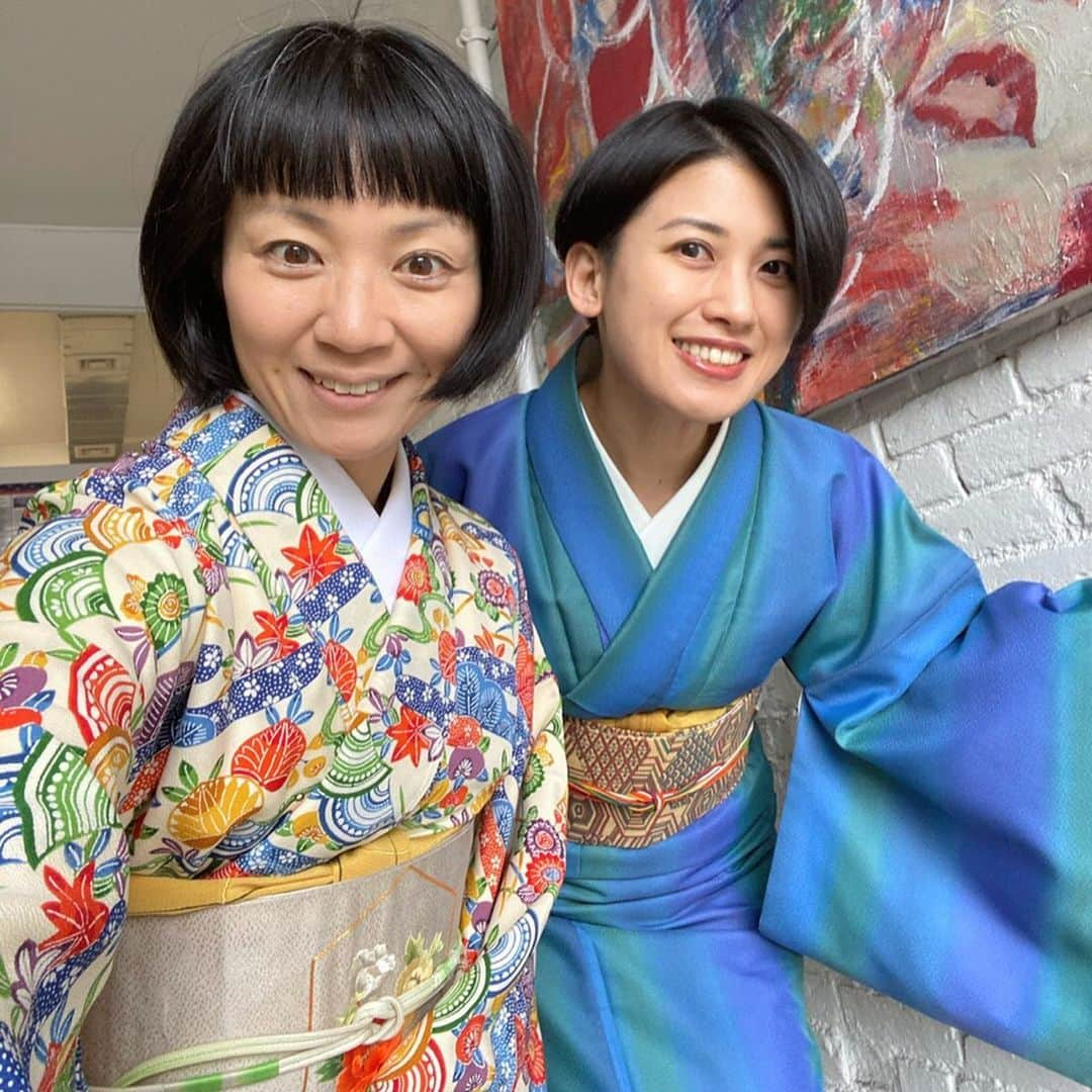 岡田育さんのインスタグラム写真 - (岡田育Instagram)「Just graduated from the beginner class in Satouchi Kimono School @satouchi_kimono and got certificated “Shoden”(First grade) of Yamanoryu @yamanoryukisou 👘🎓#👘🔰 . It started from a simple Yukata.... oh look at my face in fear at the very first lesson 😂 . I really appreciated to Masae Sensei @masaeiro , she was a great mentor guiding us into “joy of kimono”. Look forward to joining the advanced class soon! . #kimonoschoolny #kimonoschool #kitsuke #kitsukeclass #yamanoryukisou #nyclifestyle . . 里内着付教室、山野流着装初伝クラス12回修了しましたー！ 本当は時差があってお免状はまだですが。借り物の浴衣から始めて正月休み挟んで５ヶ月。独学でいいじゃんという人もいるけど、やっぱり大人の学校通うの楽しいんだよな……生徒同士で情報交換できるのもいい。年内には中伝クラスへ進みたいものです。生徒さん増えますように！ #着付教室 #生徒募集中 #ニューヨーク着付け教室 . . （眠れる関西人の血が騒いですぐ値段書いてしまうのだがこの青い着物も送料無料45ドルくらいで買った……）（そして先生が着てるの見て紅型も欲しくなる無限の沼）」3月17日 23時07分 - okadaic