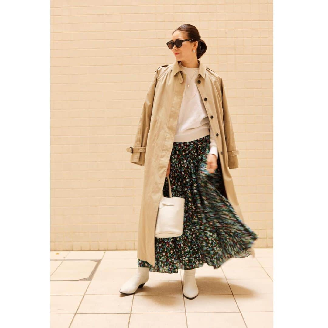 大日方久美子さんのインスタグラム写真 - (大日方久美子Instagram)「・ Today's Outfit ☆ ・ Coat → #casa_fline Tops → #agnesb_officiel Skirt → #sacraofficial  Boots → #stevemadden  Bag → #celine ・ ・ 久しぶりに柄ものが着たくなって @sacraofficial の新作スカートが主役のスタイリング！  主役に対して定番のシンプルアイテムは 絶対必要な名脇です。  ベージュとホワイトが 小花柄を引き立てくれて可愛い❤️ ・ ノスタルジックな小花柄なら 大人でも素敵にはけるよね😊 ・  @sacraofficial 初の路面店が 代官山ヒルサイドテラスにオープンしたし 渋谷スクランブルスクエア4Fでは 3月19日〜4月1日までPOP UPが開催されるみたいで @sacraofficial 注目度高め👀 ・ ・ #kumicloset  #sacraopen #sacradaikanyama #パーソナルスタイリスト」3月17日 23時12分 - kumi511976