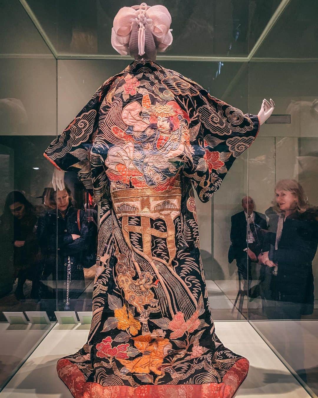 Anji SALZさんのインスタグラム写真 - (Anji SALZInstagram)「Kyoto: Kimono to Catwalk 👘 ++NEW ON THE BLOG++ I went to London to view the new exciting kimono exhibition at the @vamuseum and had an in depth tour and interview with curator Josephine @jjrout ! ☺️❤️👘 Read everything about the exhibition and the thoughts behind it - now on: 📡salz-tokyo.com (link in bio & story)  着物: 京都からキャットウォークまで❤️👘🇬🇧❤️ ++ブログ更新++ ロンドンのV&Aミュジアムの着物展示会のレポート、そしてキュレーターのJosephine Routさんに話を伺いました。 → www.salz-tokyo.com 📡💕 #kimono #kyototocatwalk」3月17日 23時14分 - salztokyo